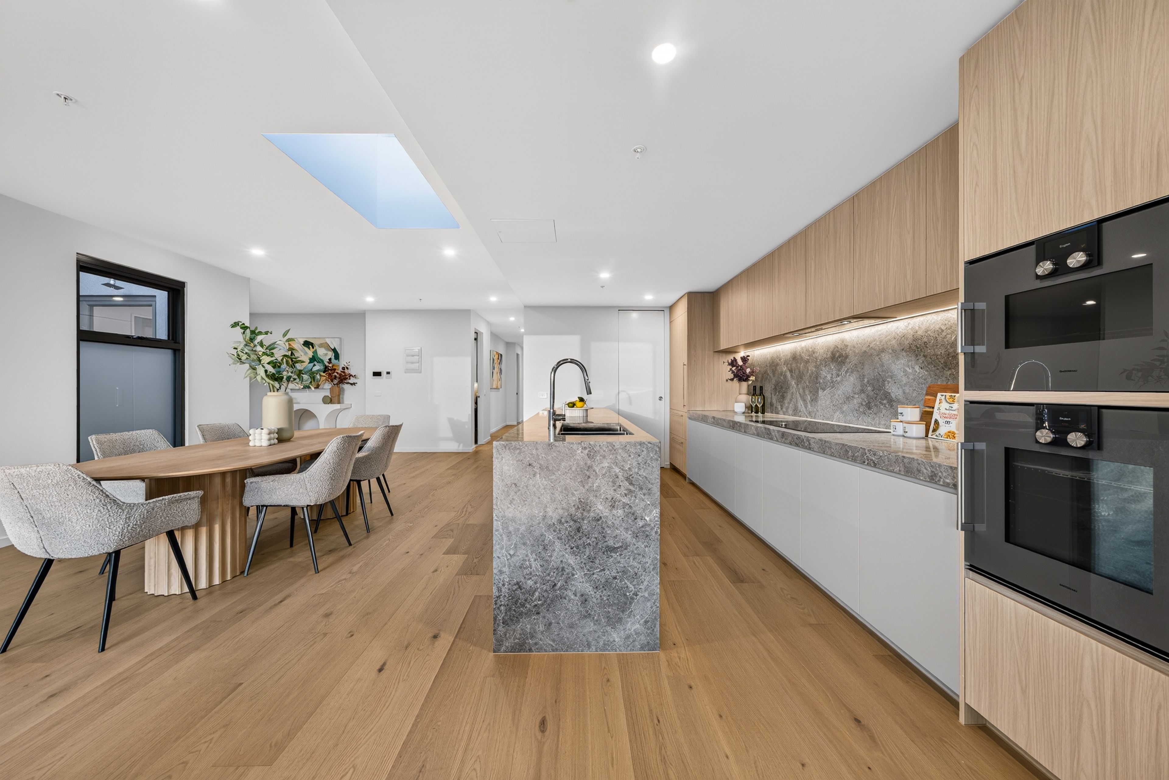 302/76 Beach Road — photo 10 of 27