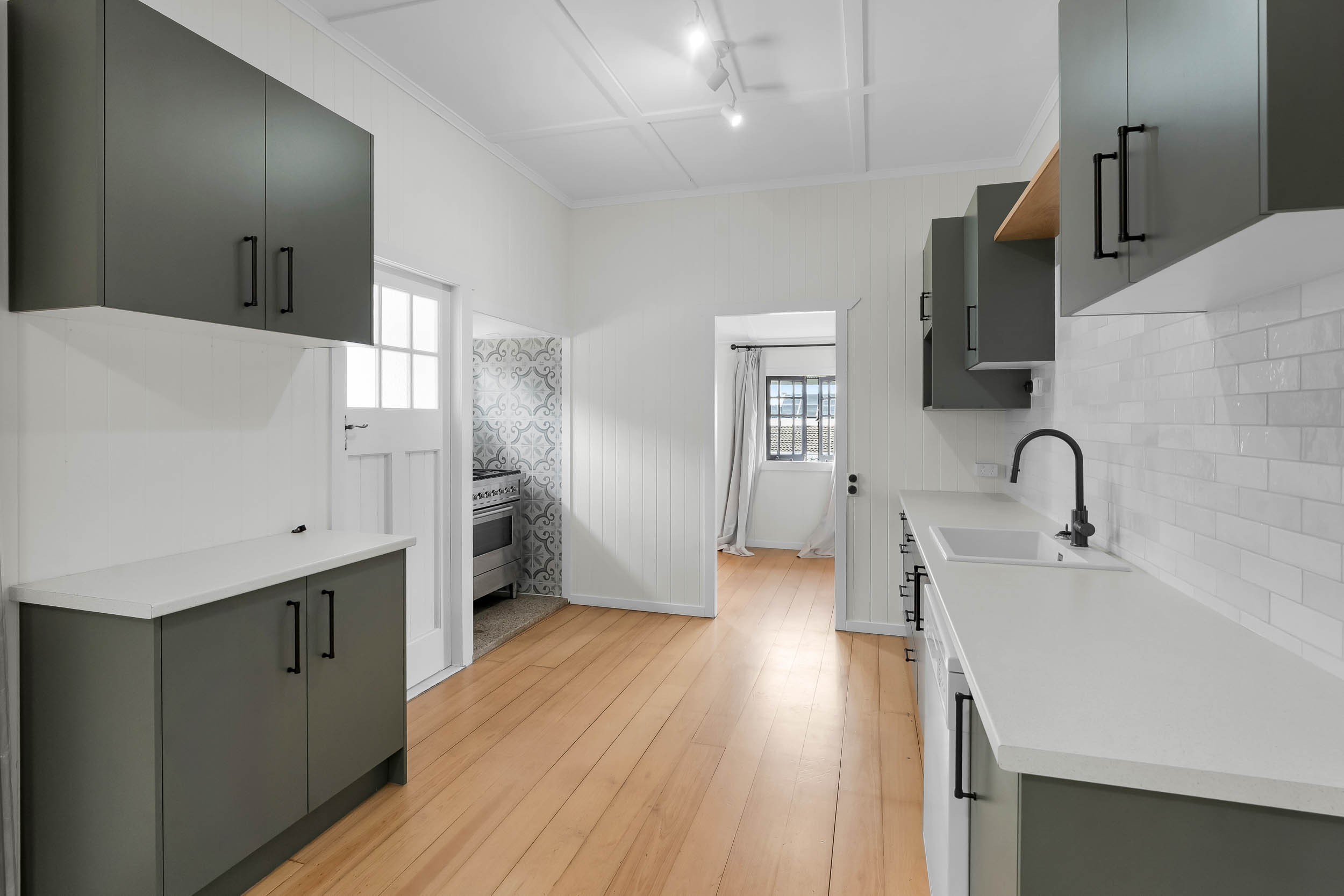 10 Arnold Street, Holland Park, QLD 4121