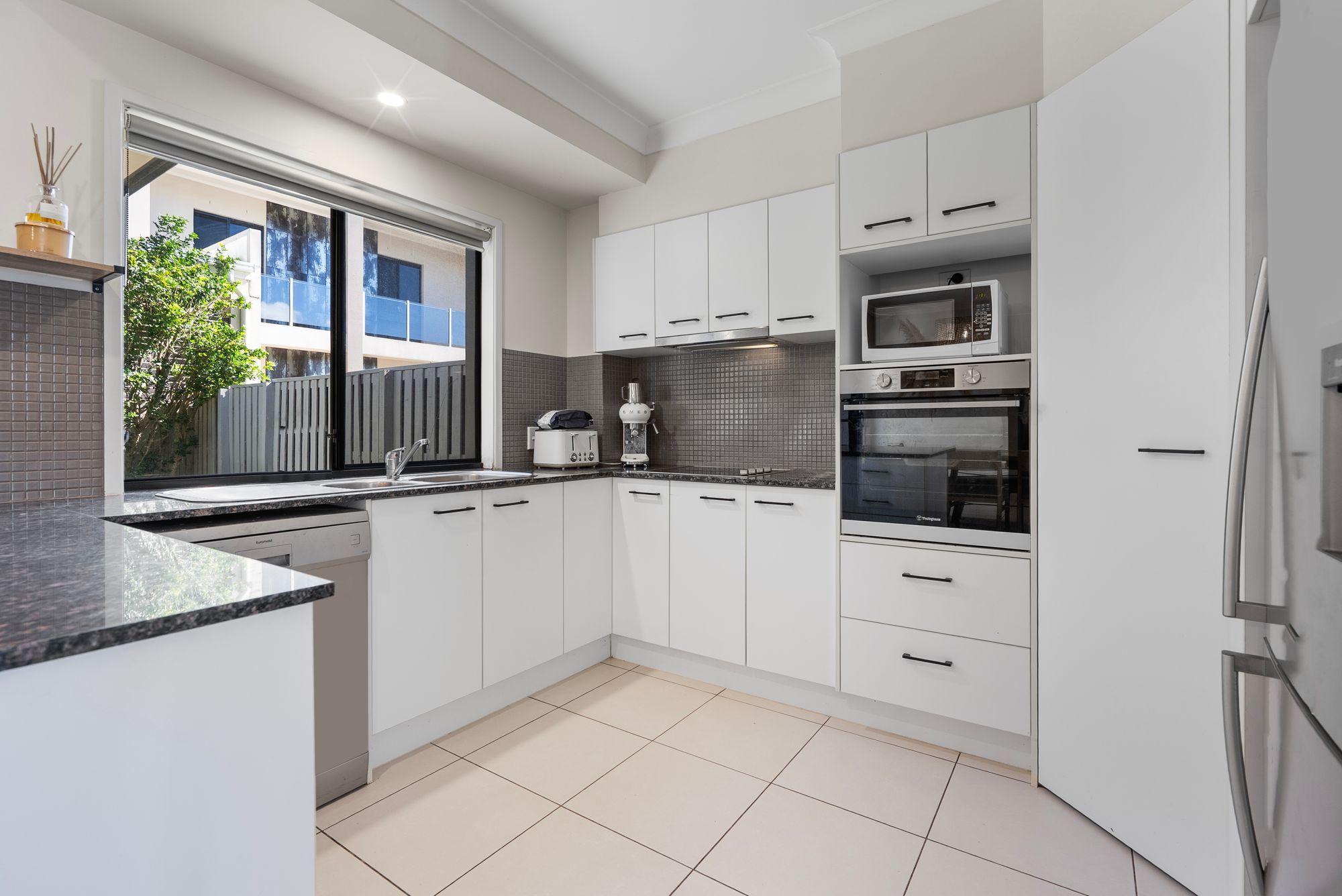 2/21 Willow Tree Drive — photo 4 of 13