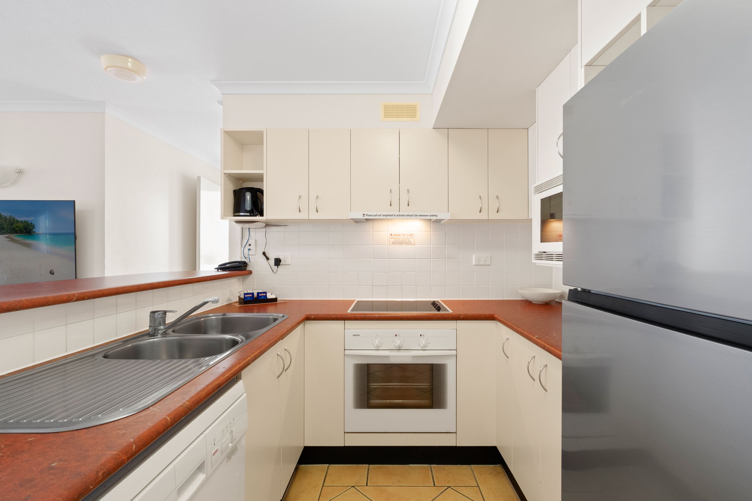 312 & 313/5 Edmondstone Street — photo 3 of 14