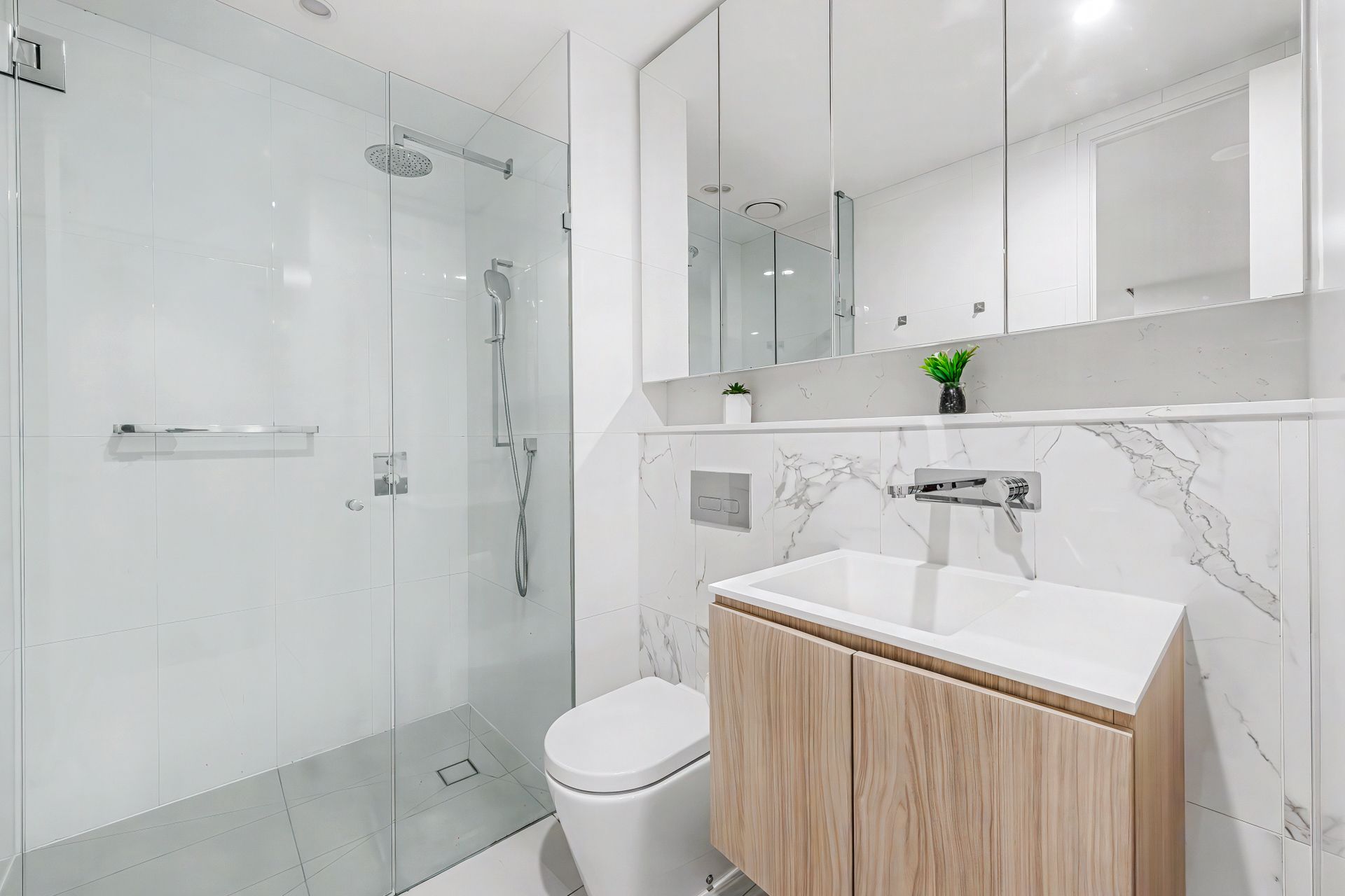 G03/15 Irving Avenue — photo 7 of 10