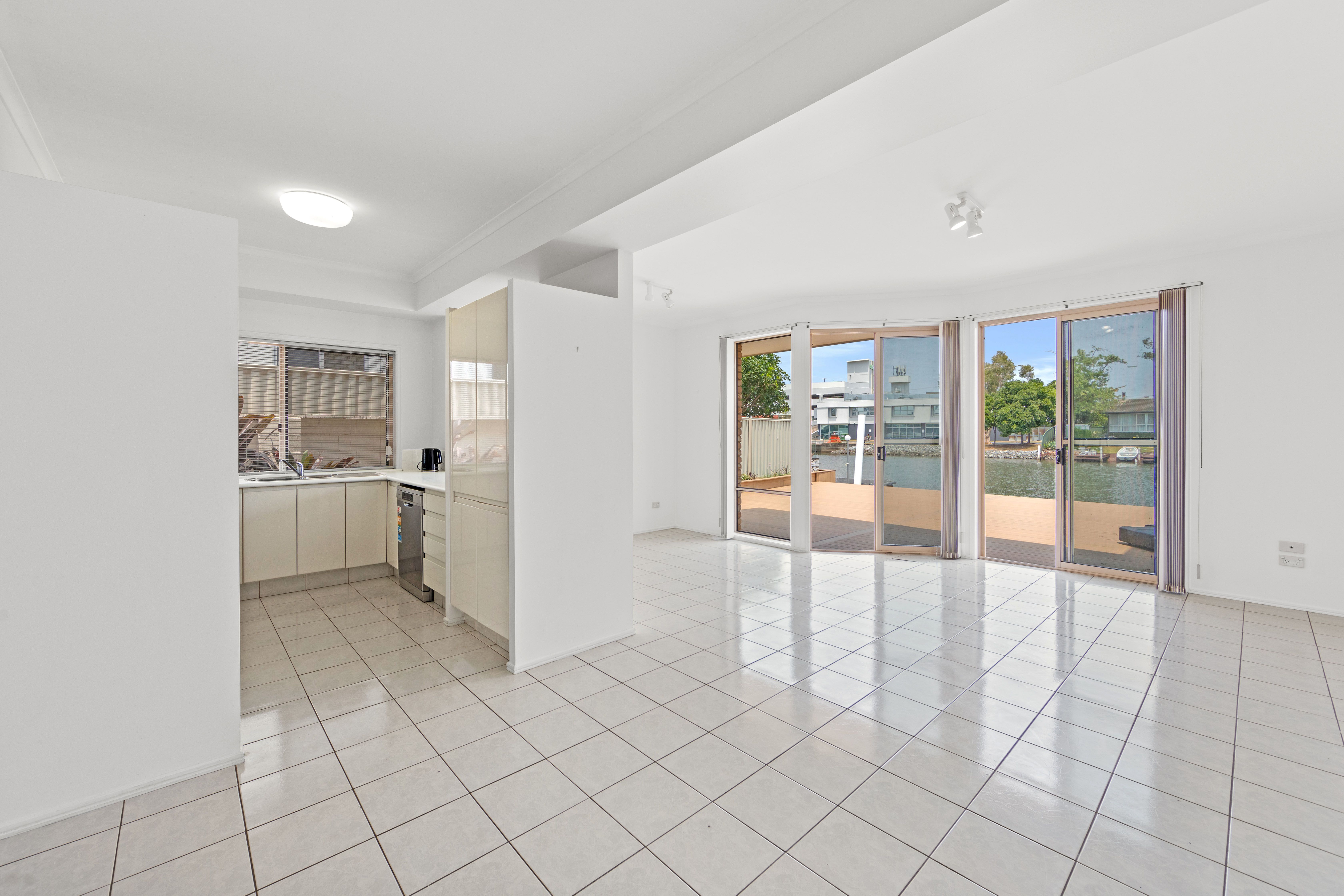 1/8 Vaggelas Crescent, Biggera Waters, QLD 4216