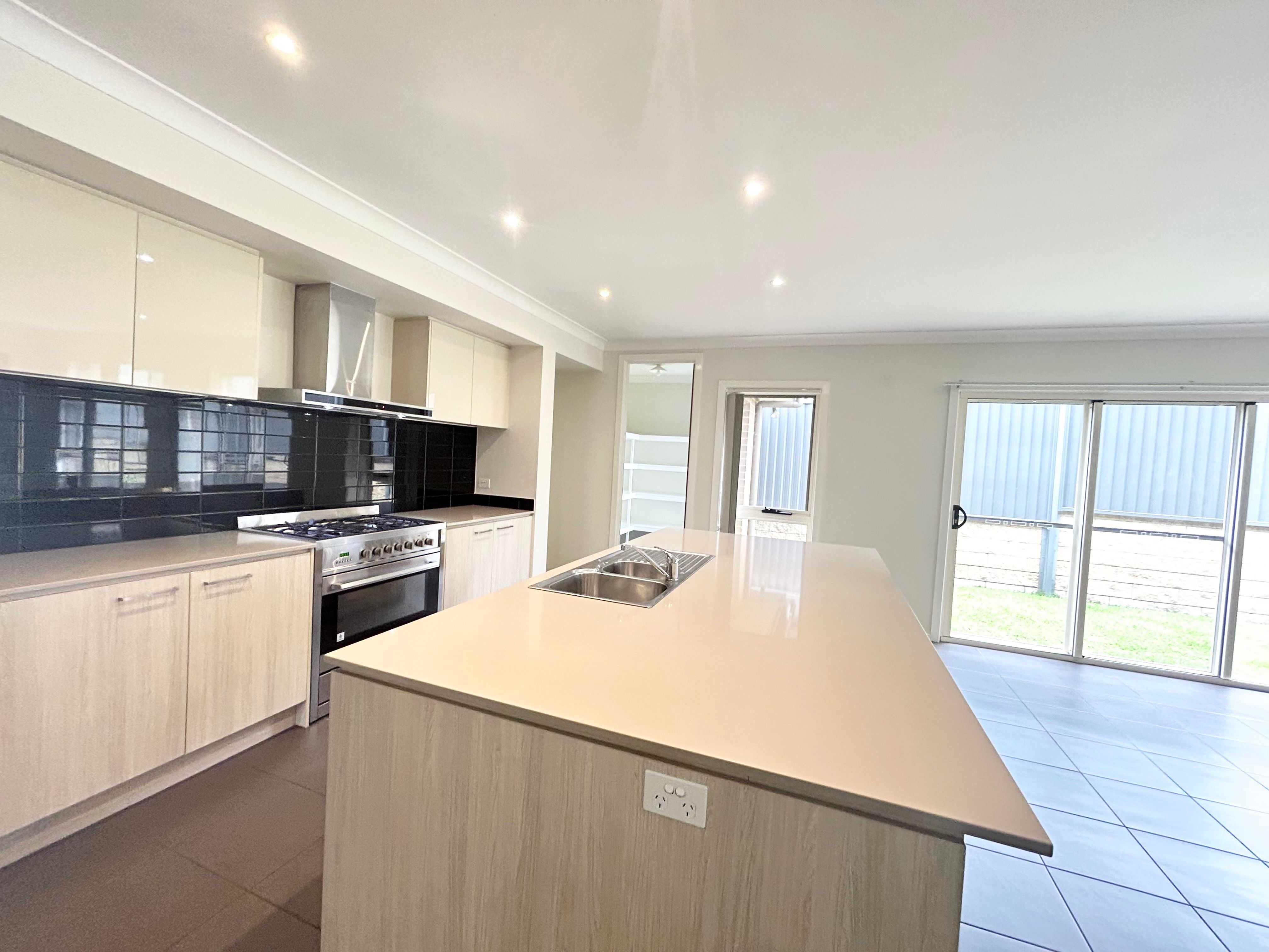 8 Sunrise Terrace, Glenmore Park, NSW 2745