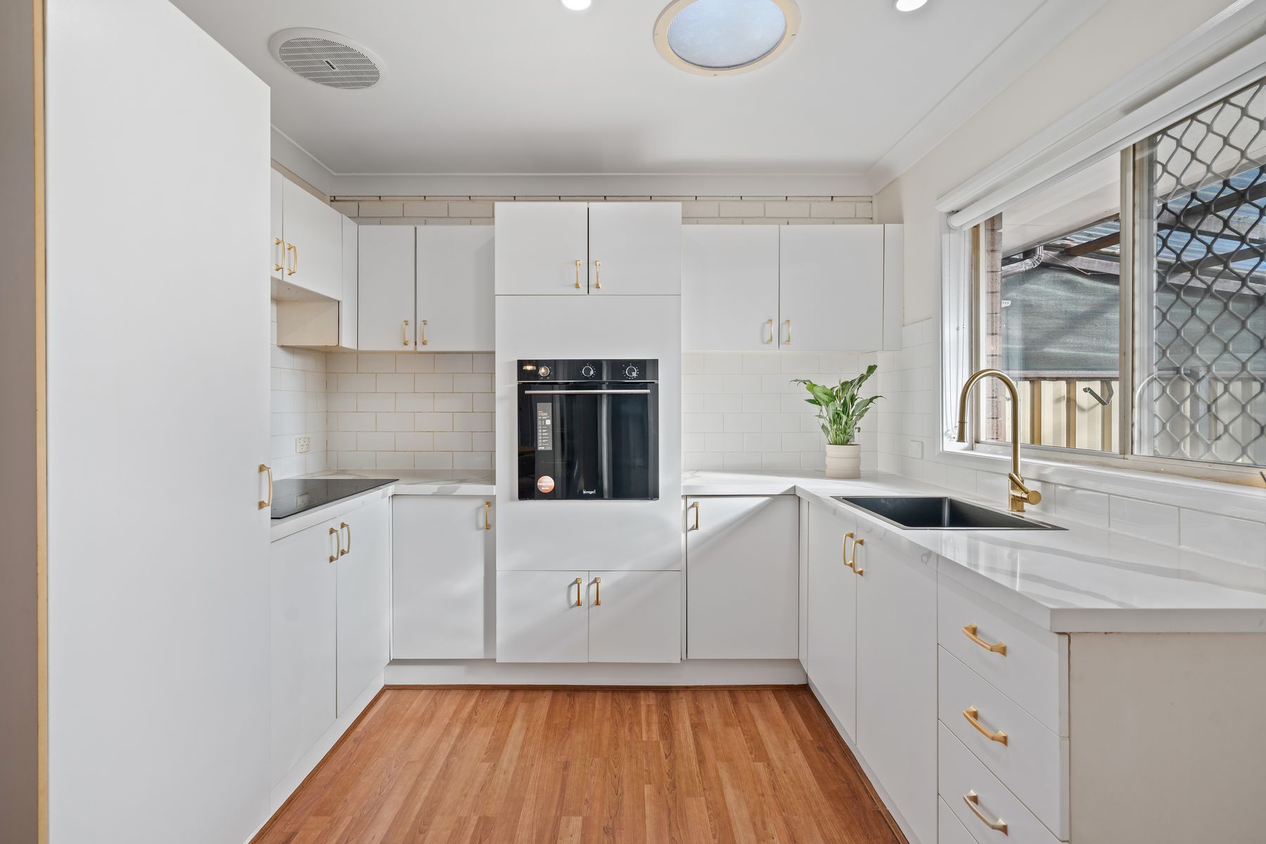 2/22-24 Mclachlan Avenue — photo 3 of 13