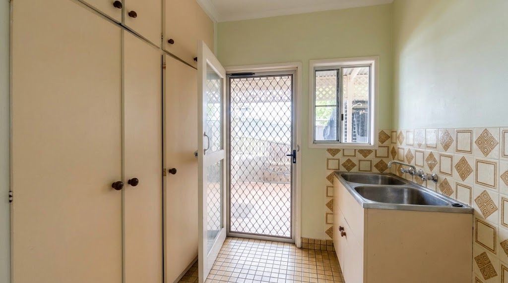 32 Airlie Crescent — photo 8 of 14
