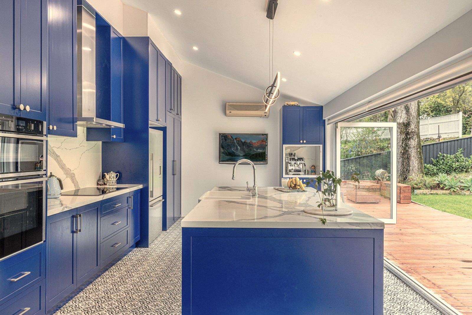 16 Curtin Avenue — photo 4 of 9