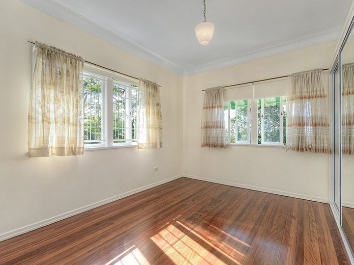 16 Bayview Street, Stafford Heights, QLD 4053