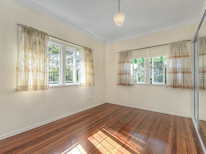 16 Bayview Street, Stafford Heights, QLD 4053
