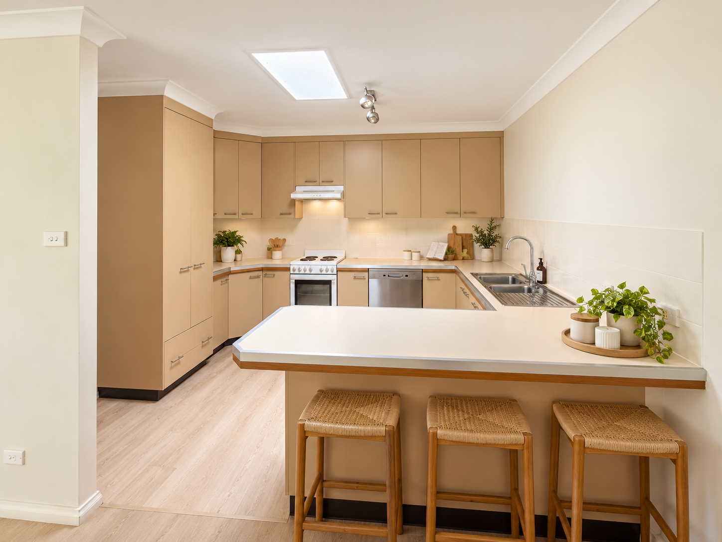 9/2 Shoalhaven Drive — photo 3 of 9