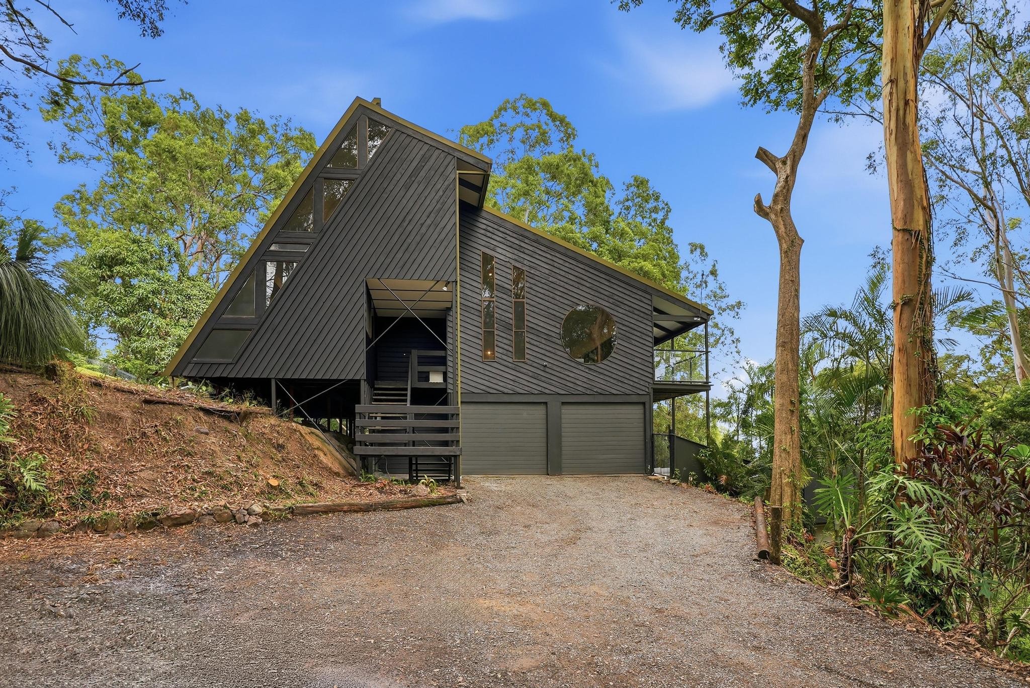 135 Simpsons Road, Elanora, QLD 4221