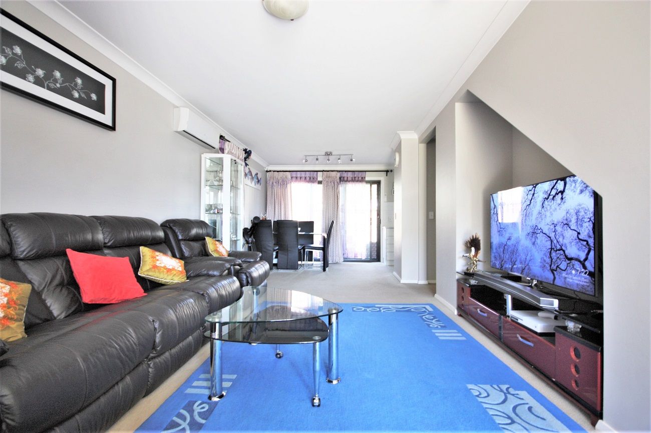 42 Sovereign Circuit, Glenfield, NSW 2167