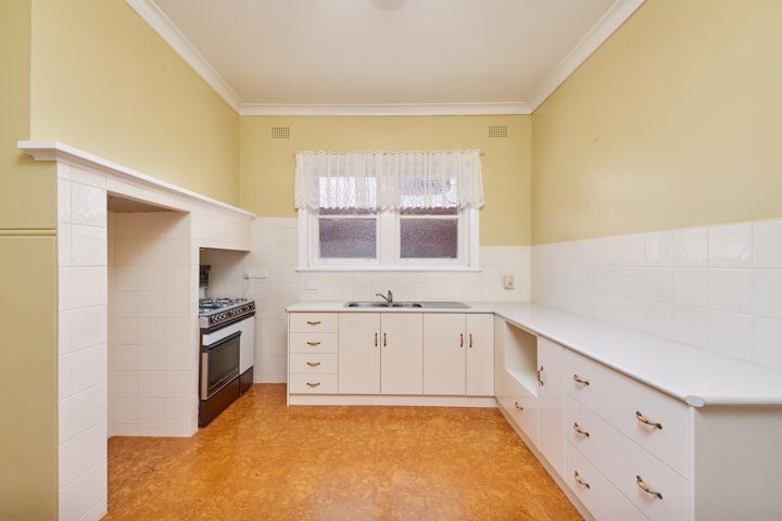 12 Young Street, Turvey Park, NSW 2650