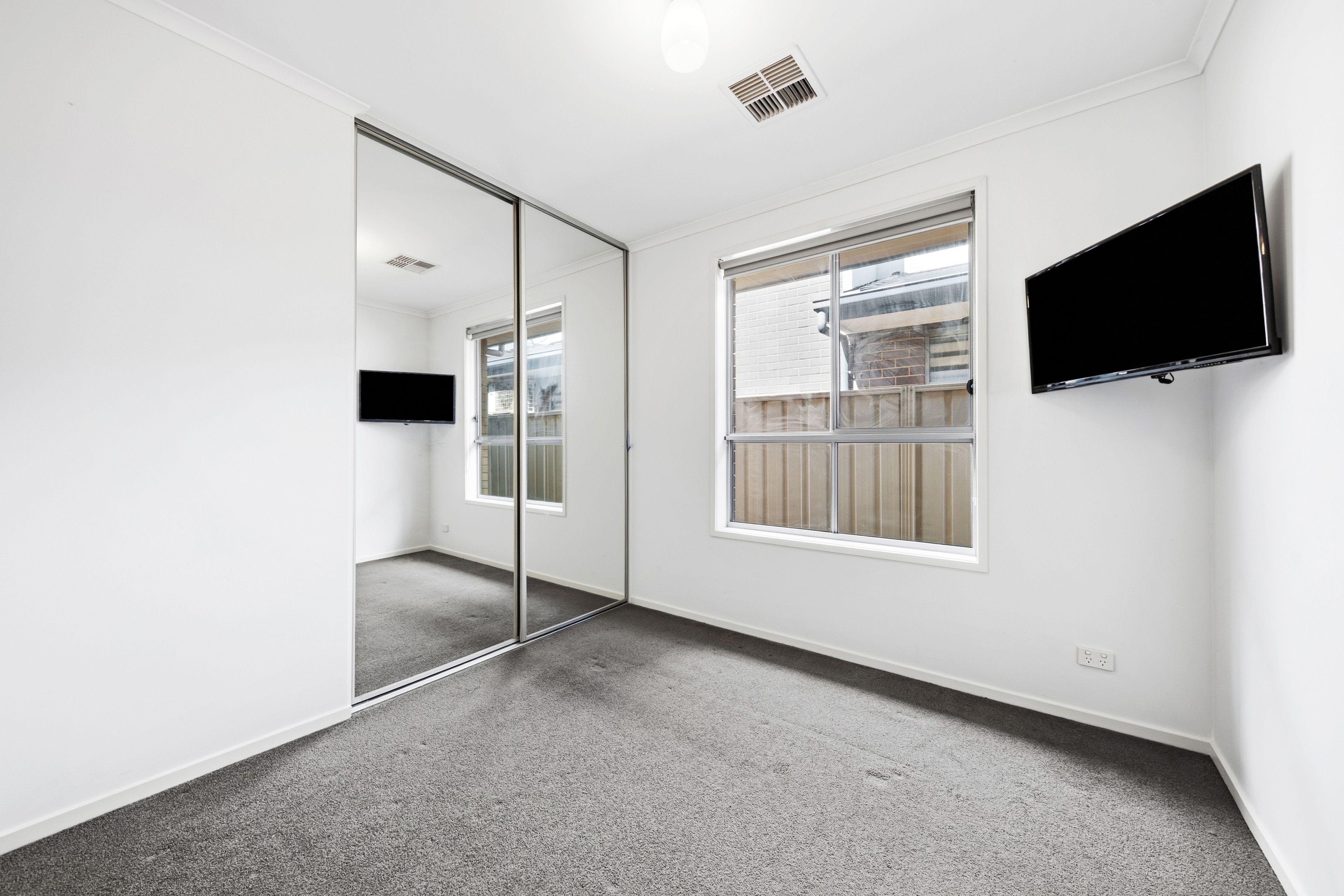 20 Warner Avenue — photo 11 of 18