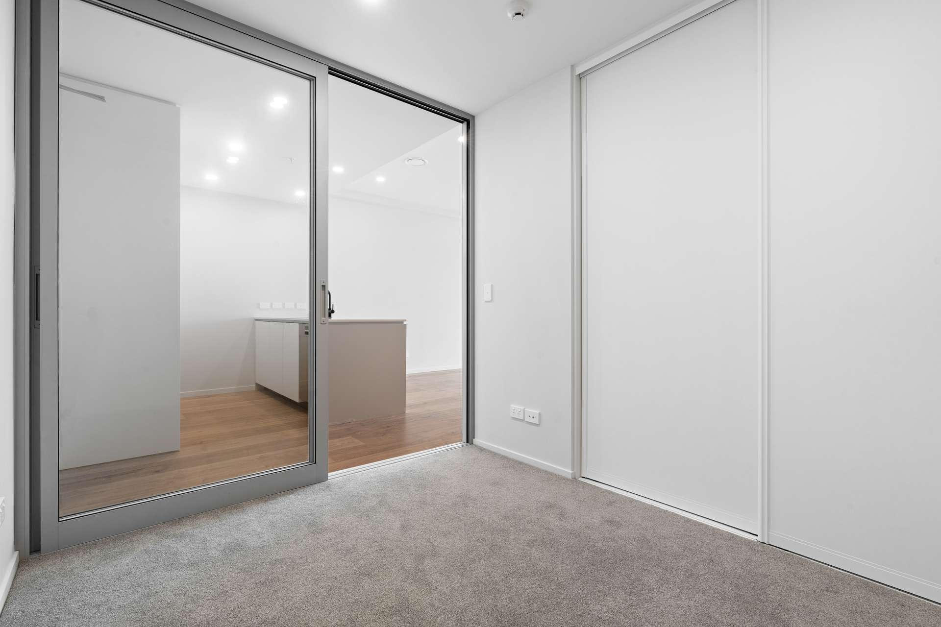 402/2A Munroe Lane photo 8