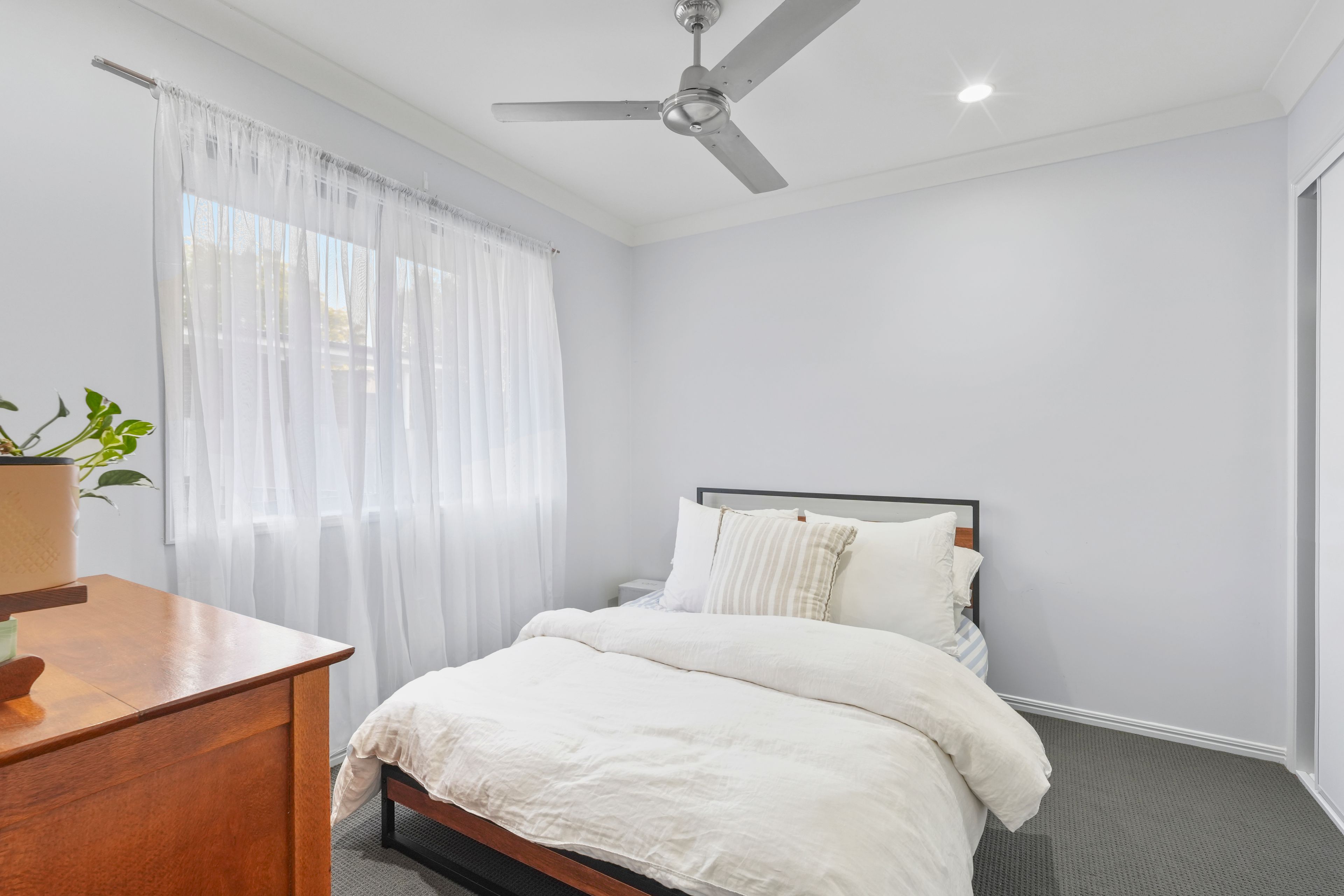 133 Raceview Street — photo 9 of 18