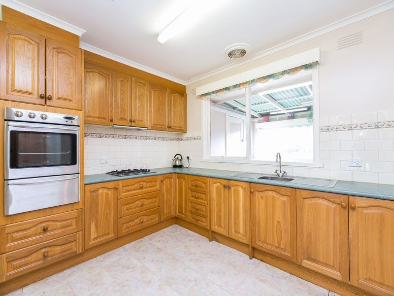 33 Lindisfarne Drive, Burwood East, VIC 3151