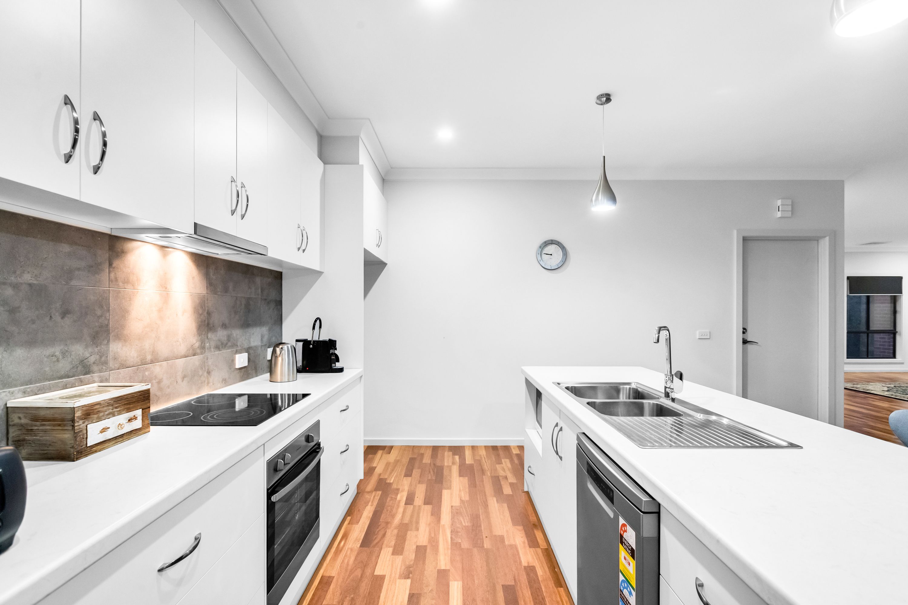 18 Dawn Avenue — photo 8 of 18