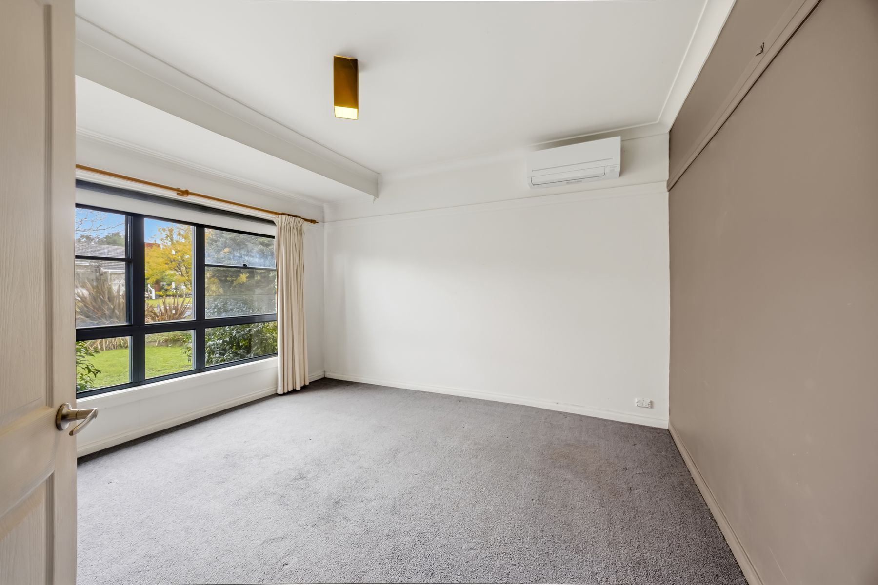 25 Laidlaw Street — photo 6 of 11