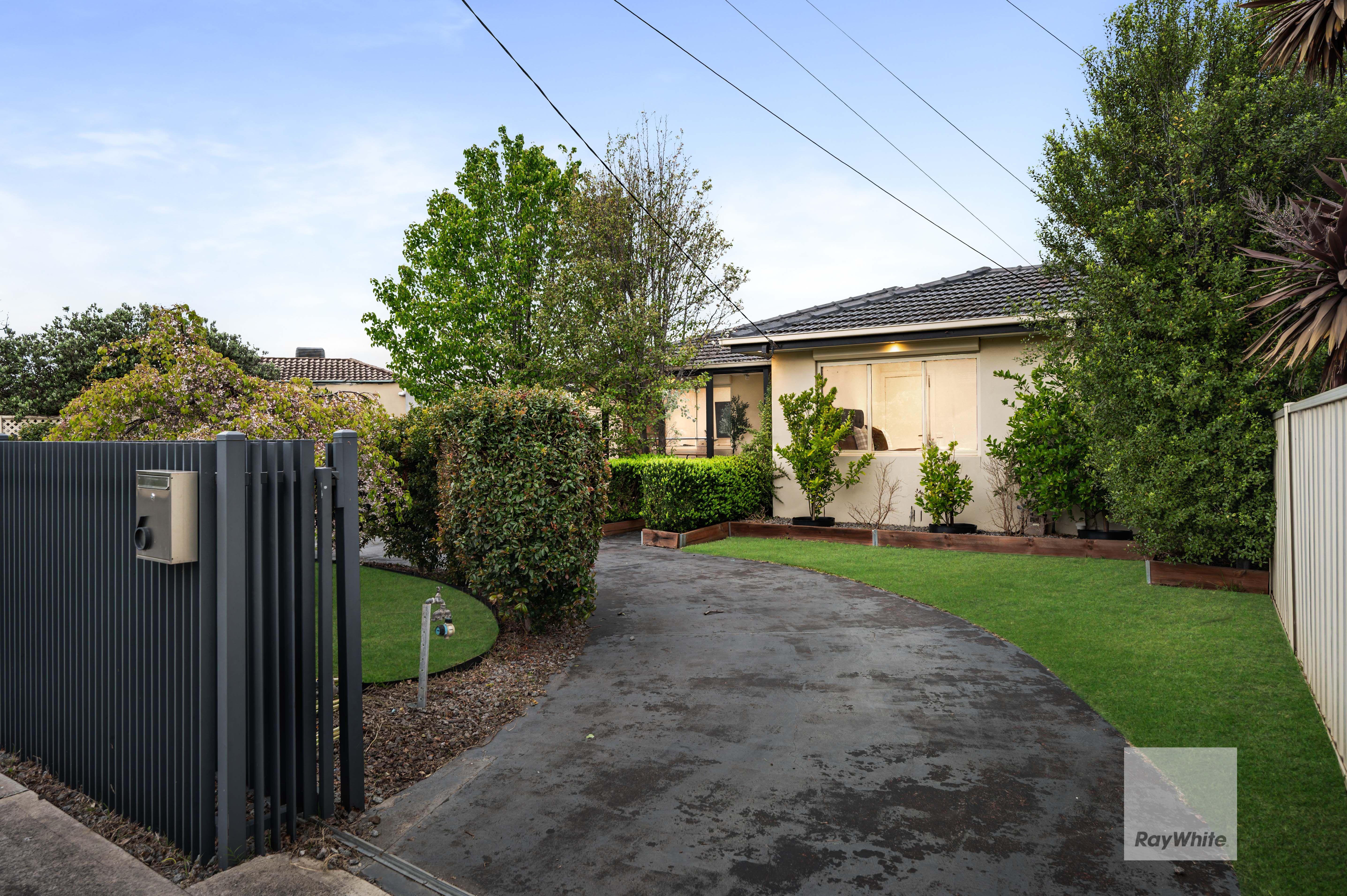 6 Sutton Close, Gladstone Park, VIC 3043