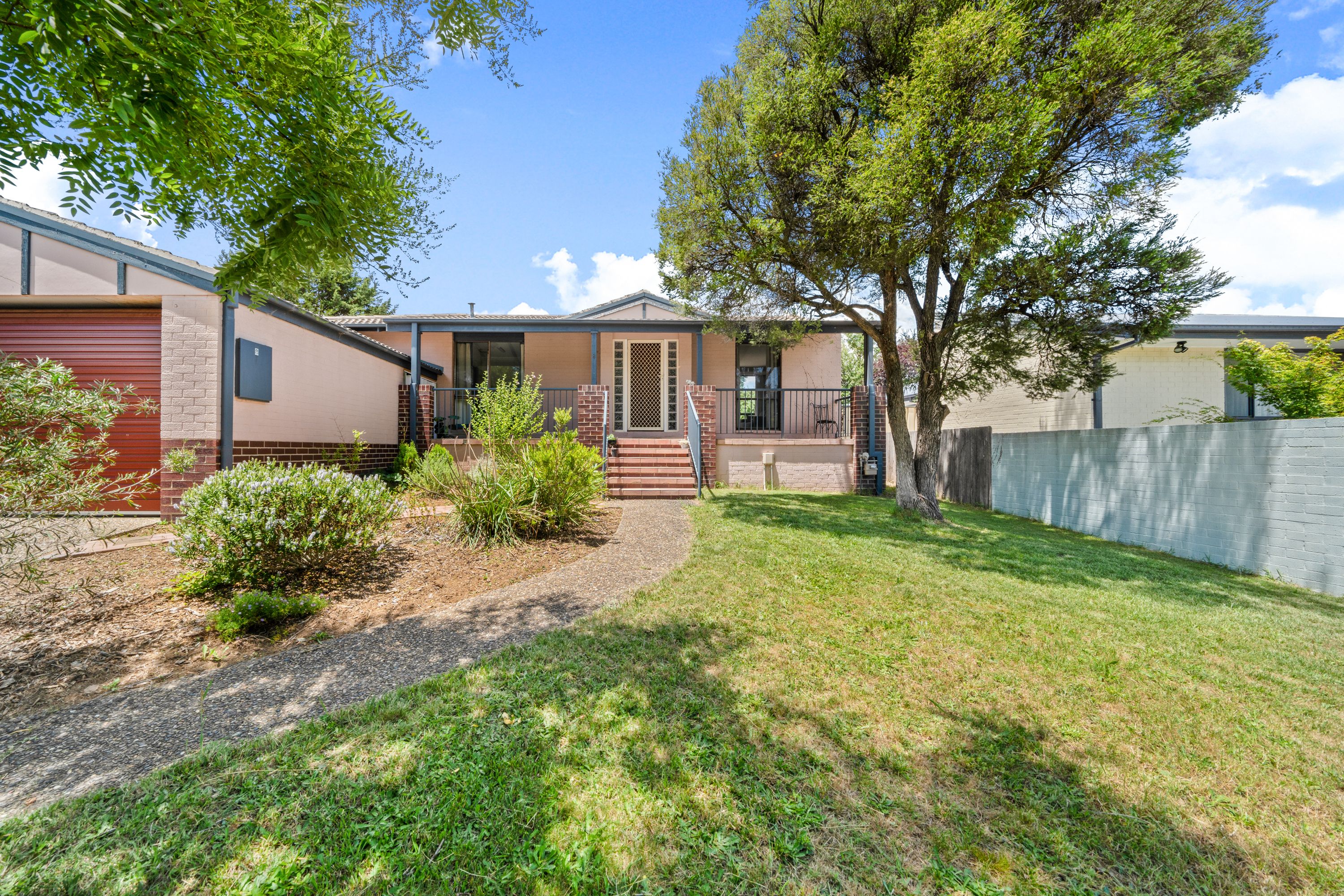 8 Nivison Place, Charnwood, ACT 2615