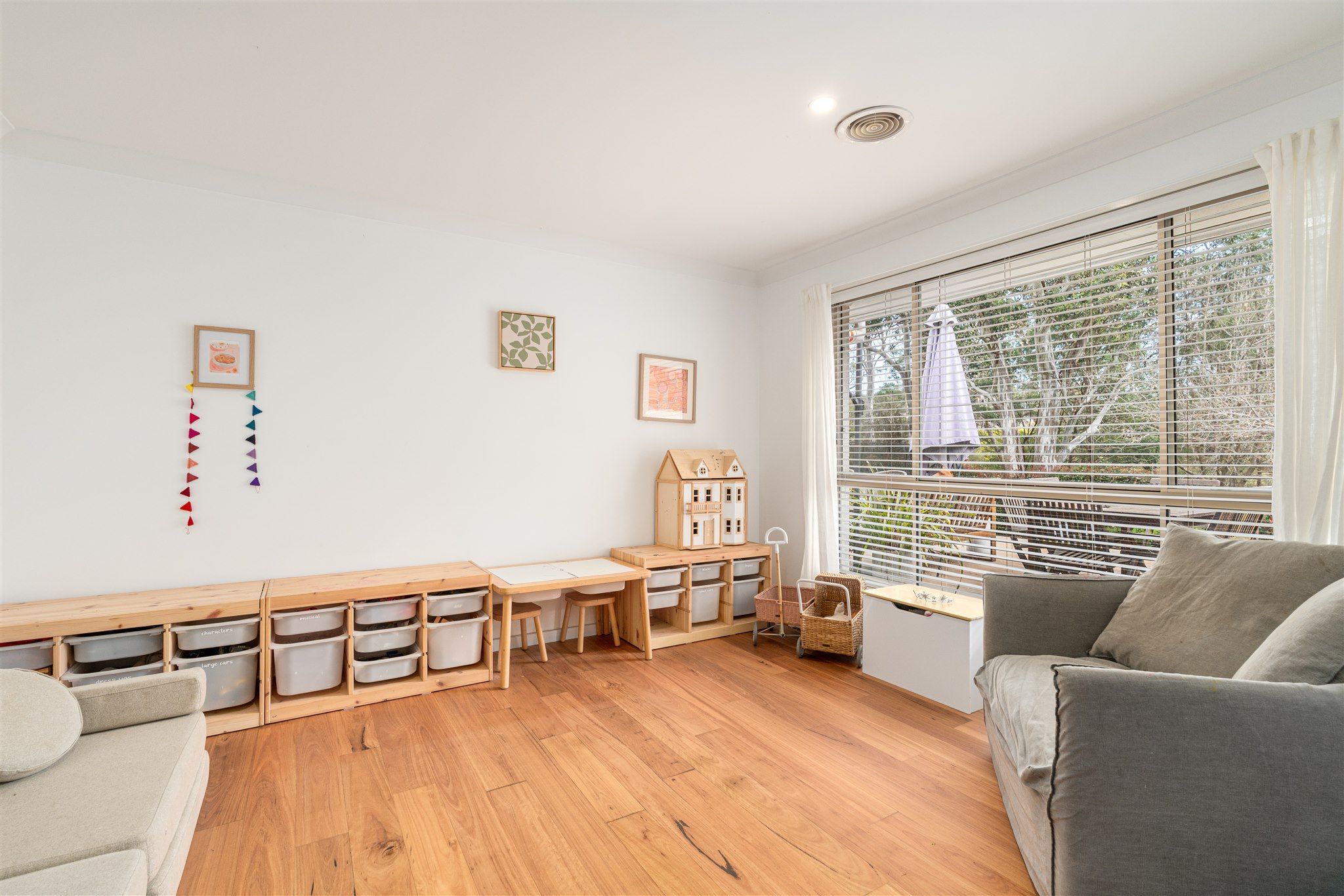 12 Fernbrook Crescent — photo 4 of 12
