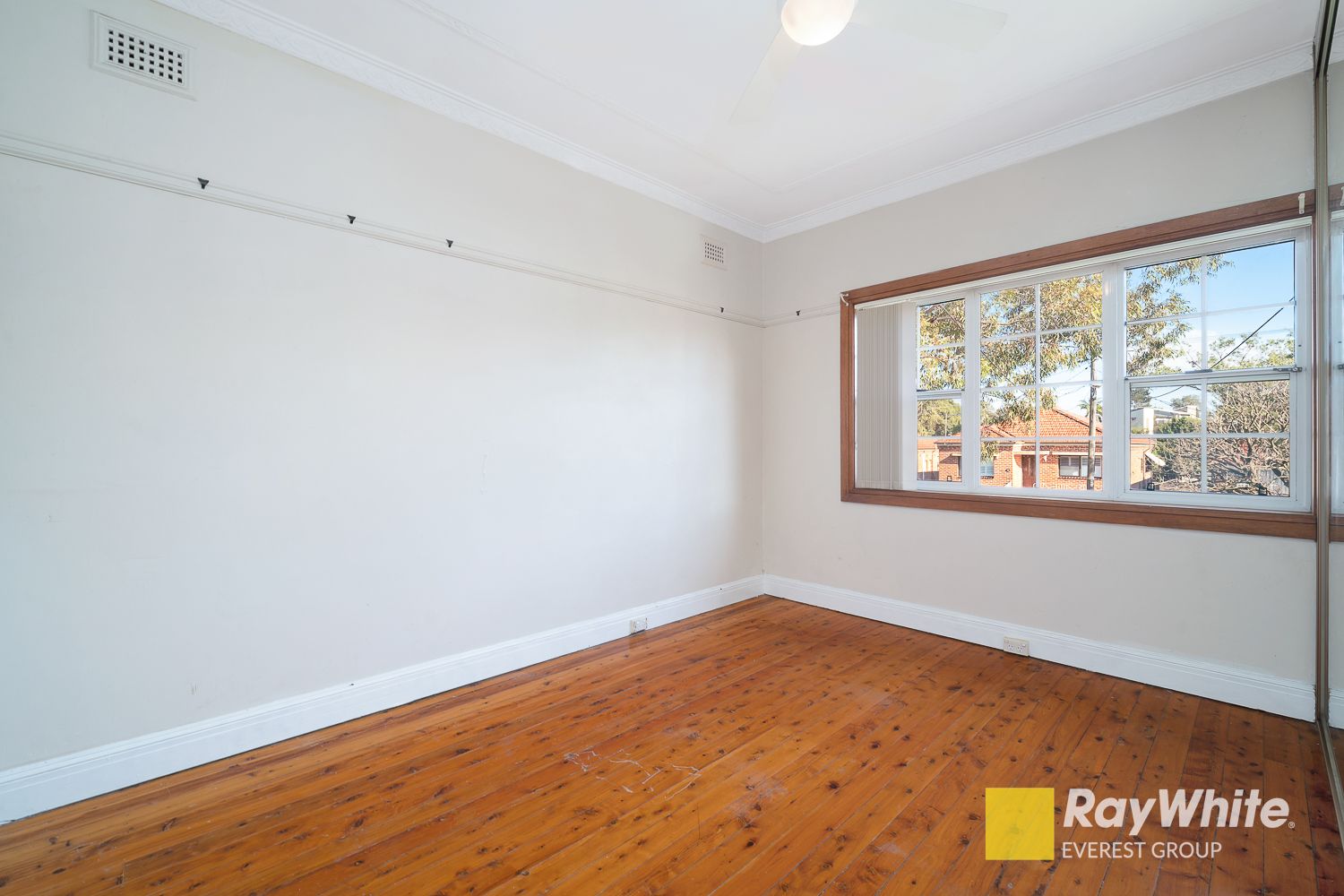 86 Vernon Avenue — photo 5 of 12