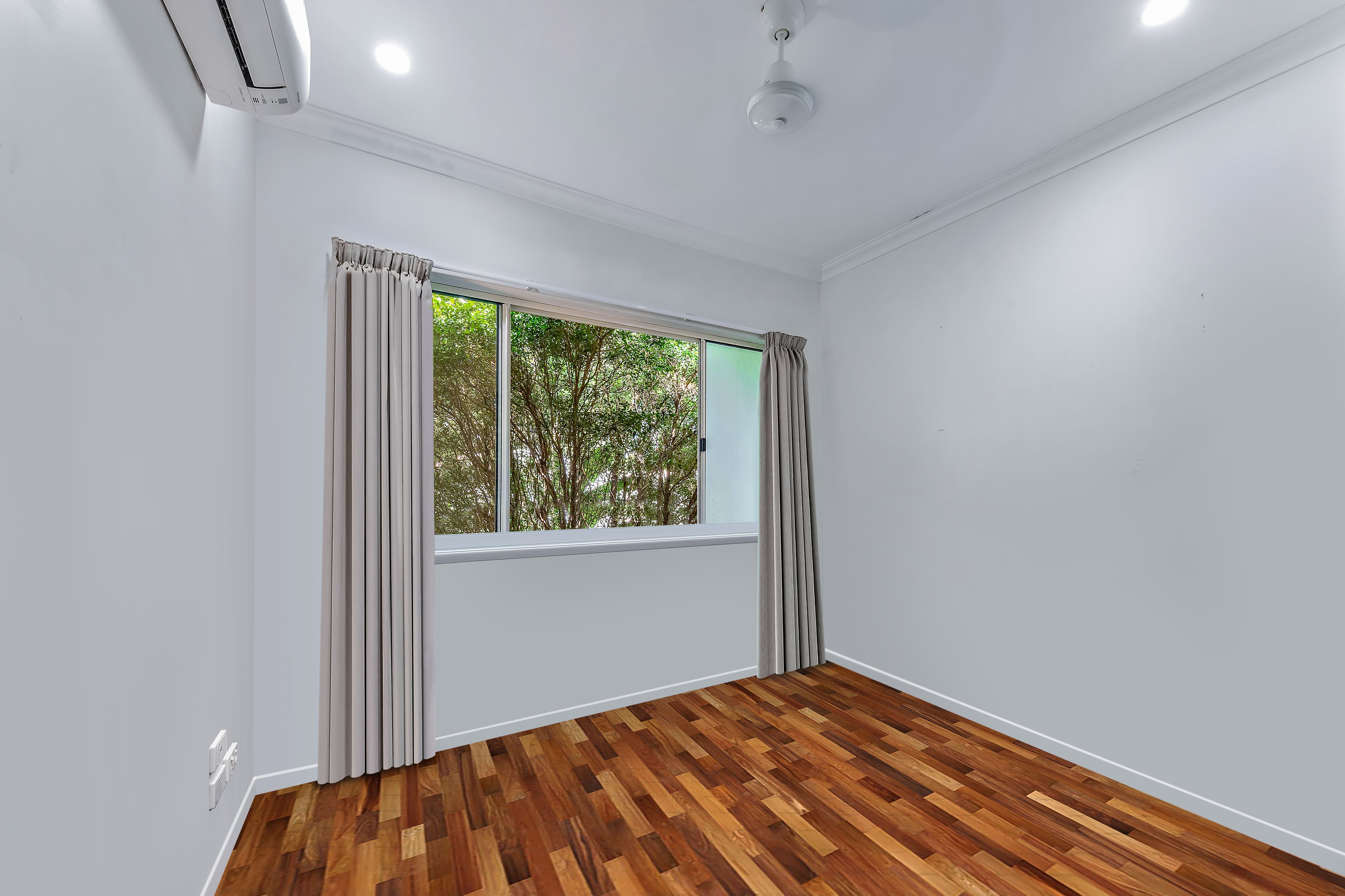 2/21 Shute Harbour Road — photo 12 of 20