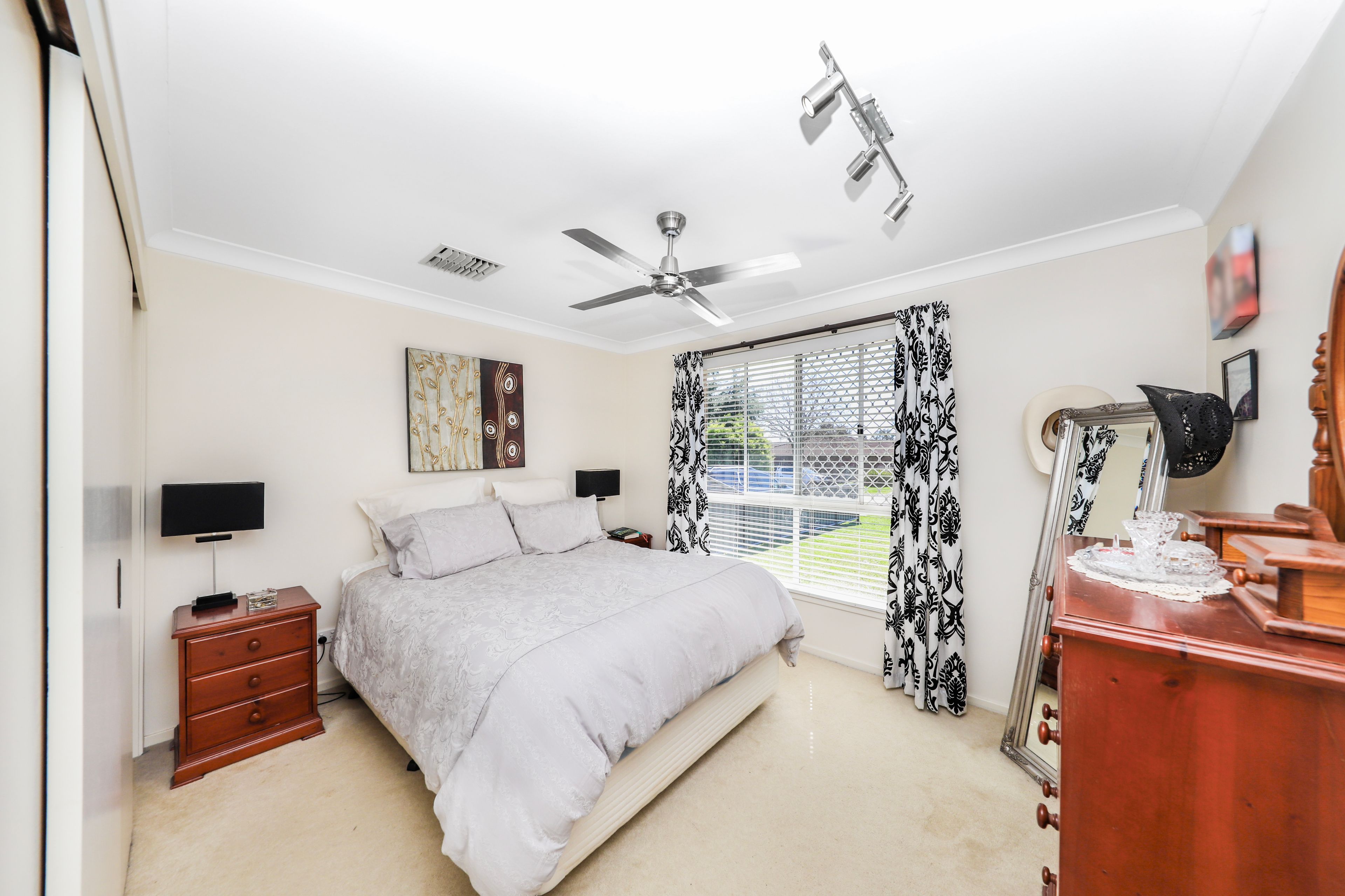15 Wattle Crescent — photo 7 of 13