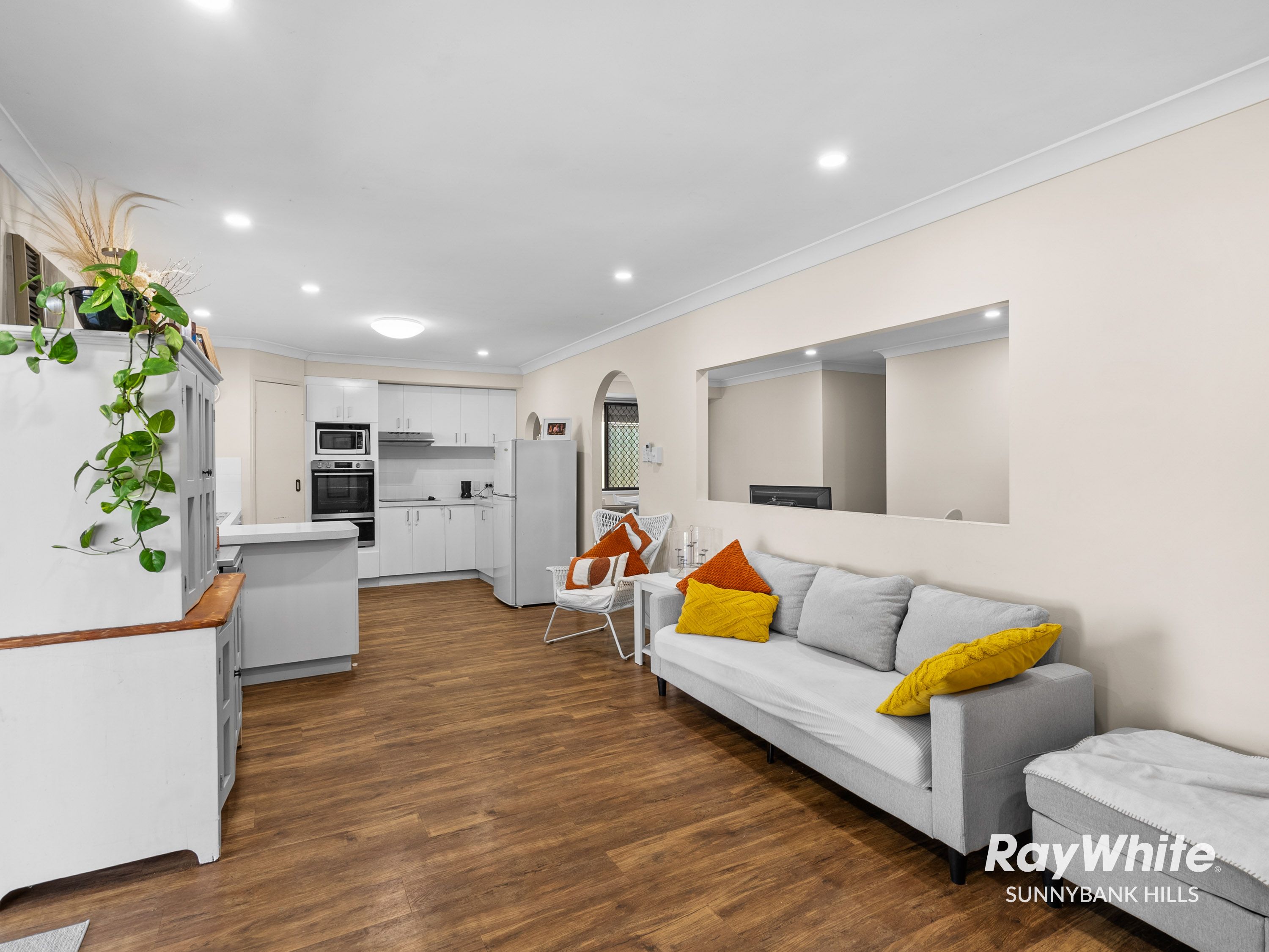 9 Pine Street, Flinders View QLD 4305
