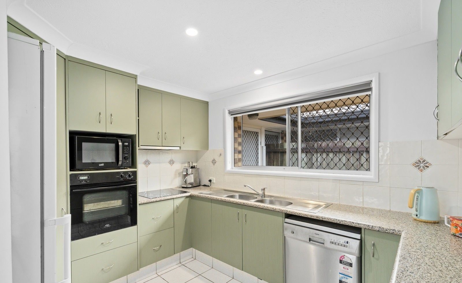 2/217 Central Street, Labrador, QLD 4215