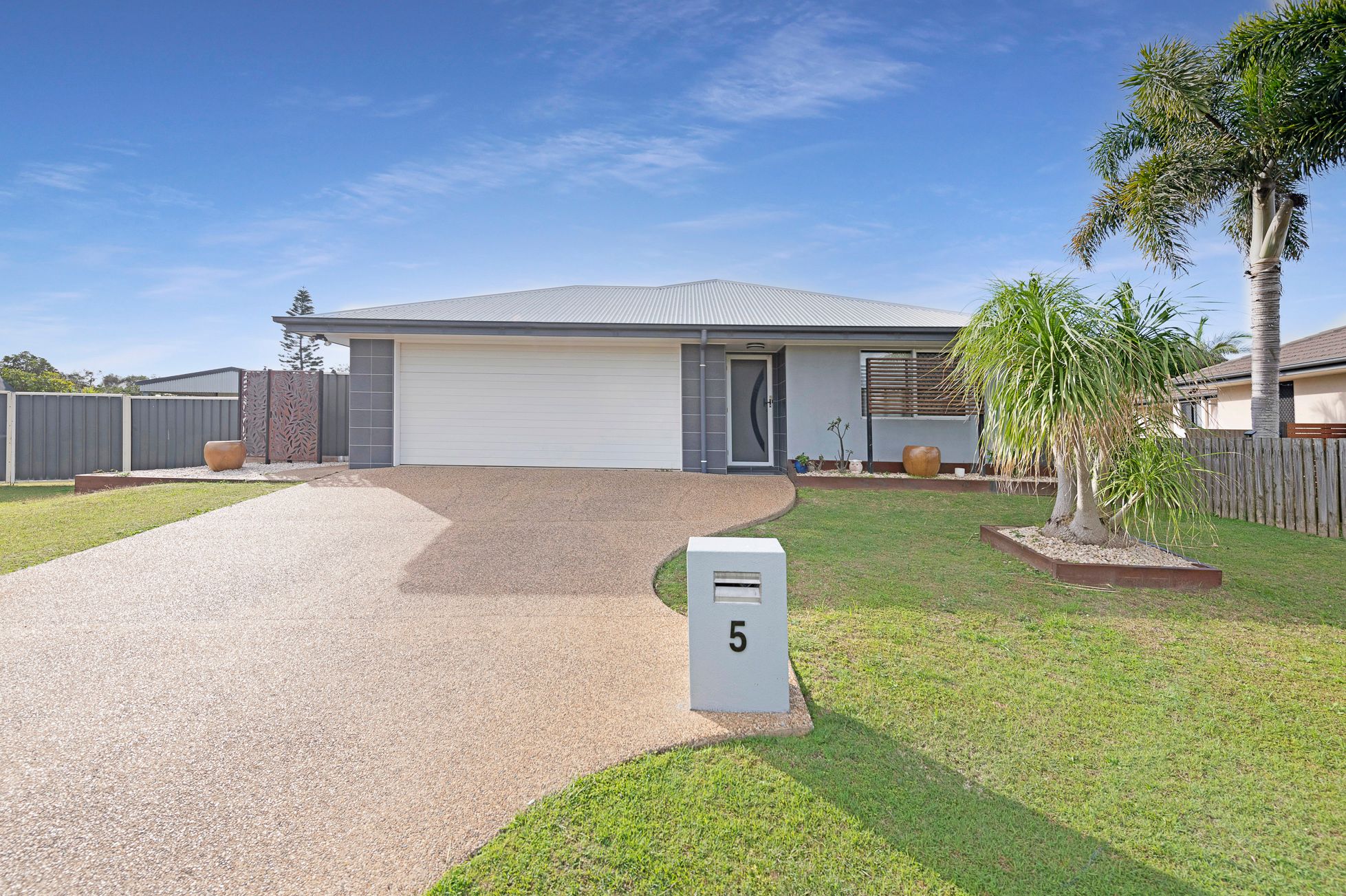 5 Spyglass Hill Court, Coral Cove, QLD 4670