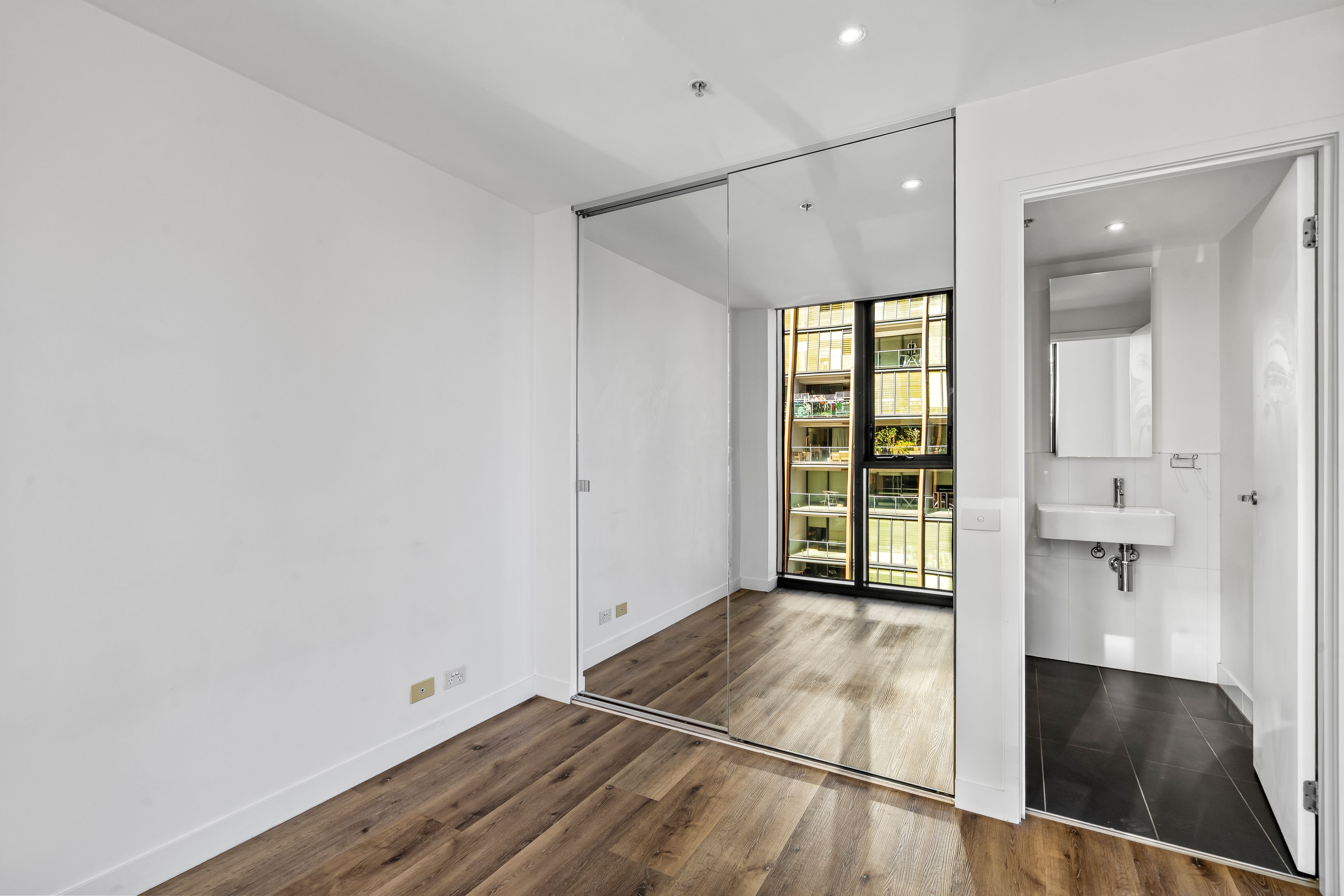 1010/7 Katherine Place — photo 5 of 12