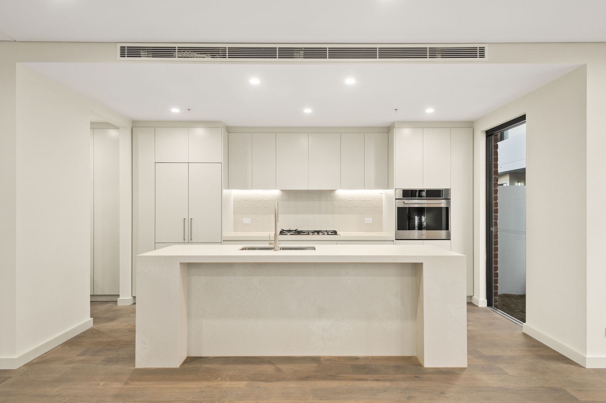 Townhouse 9/18 Kangloon Road — photo 3 of 12