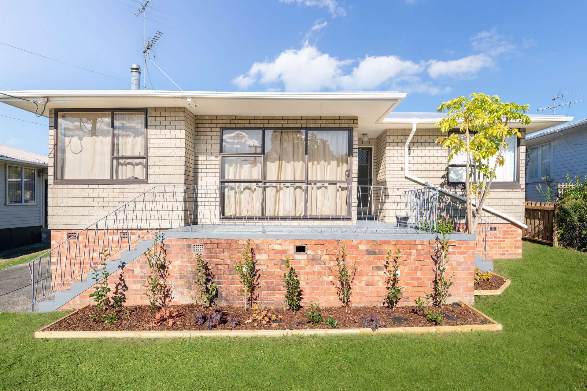 7 Cobham Crescent photo 2