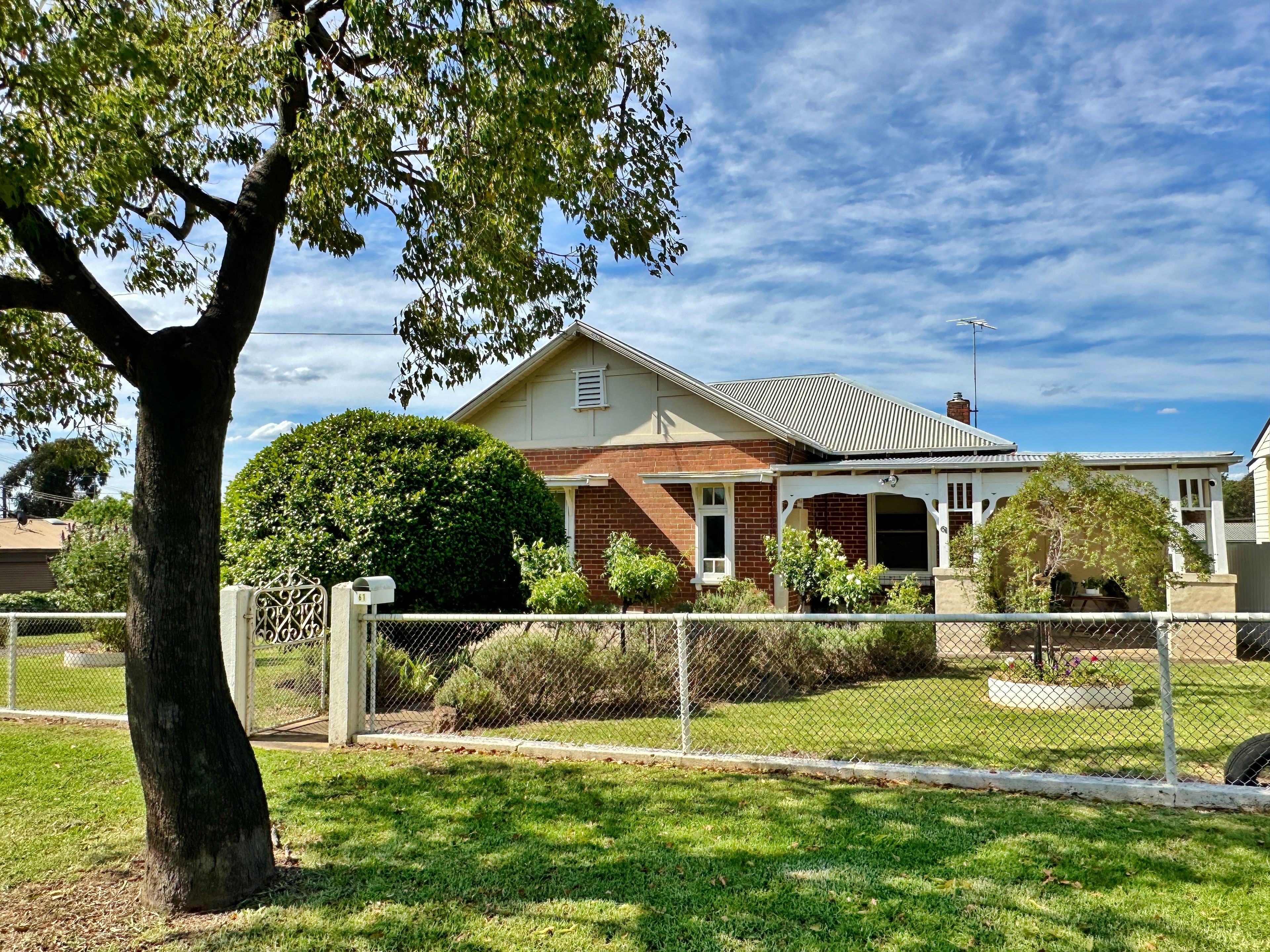 61 Currawong Street, Young NSW 2594