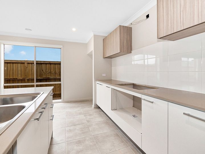 12 Midfield Way, Clyde, VIC 3978