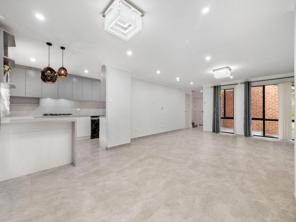 28B Fullerton Circuit, St Helens Park, NSW 2560