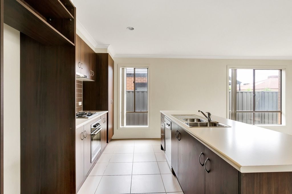 6 Woburn Crescent, Manor Lakes, VIC 3024