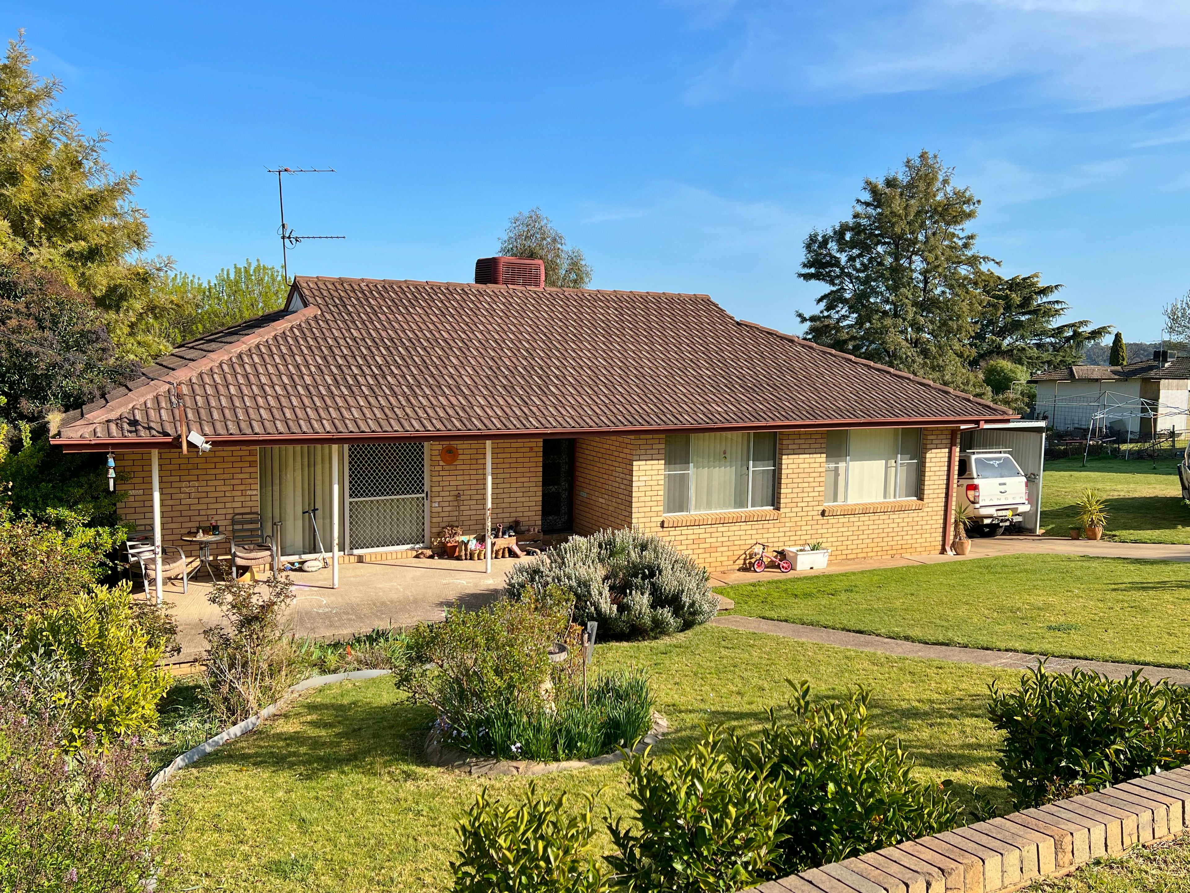 9 Milong Street, Young NSW 2594