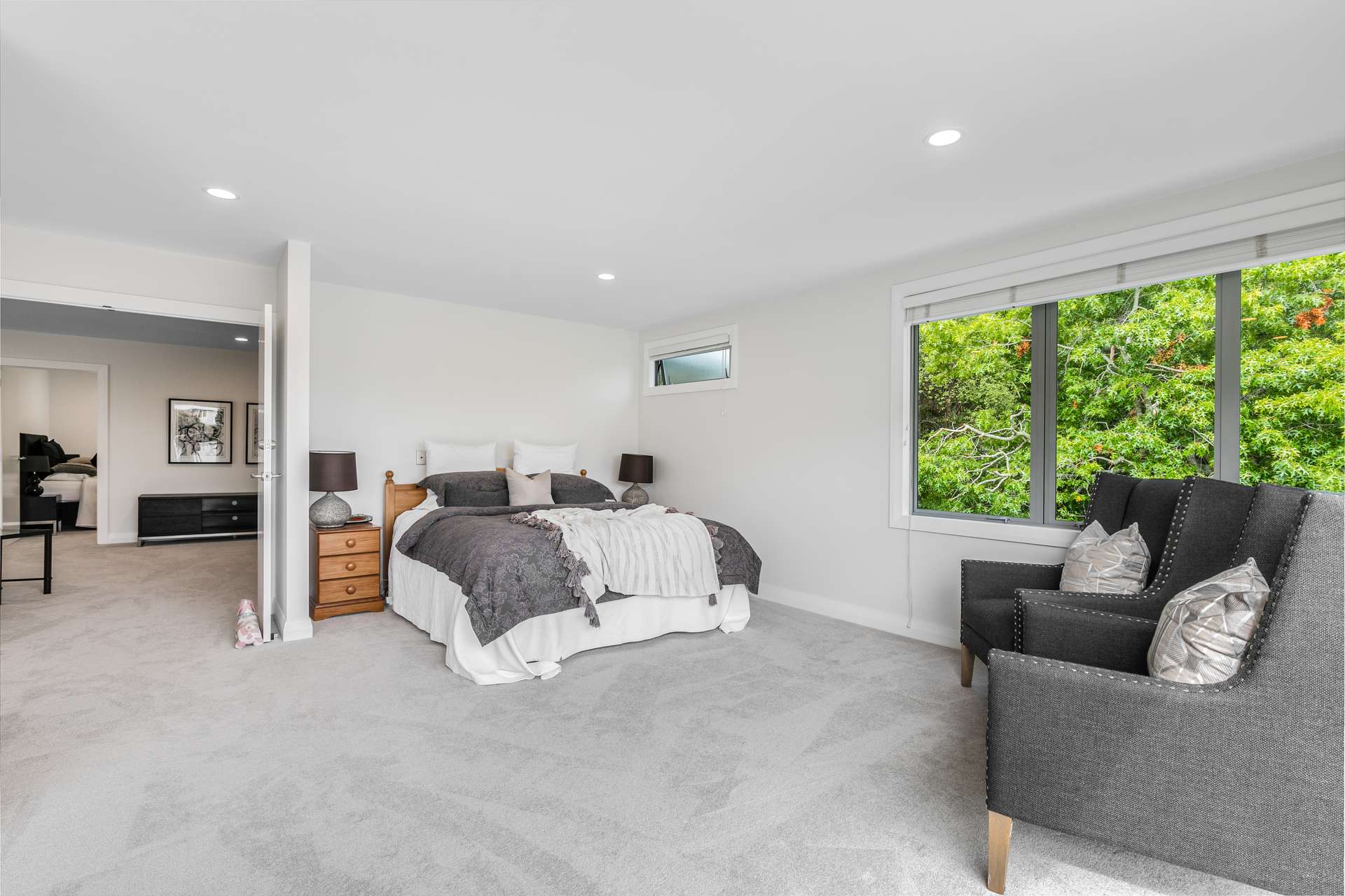 12B Waiatarua Road photo 6