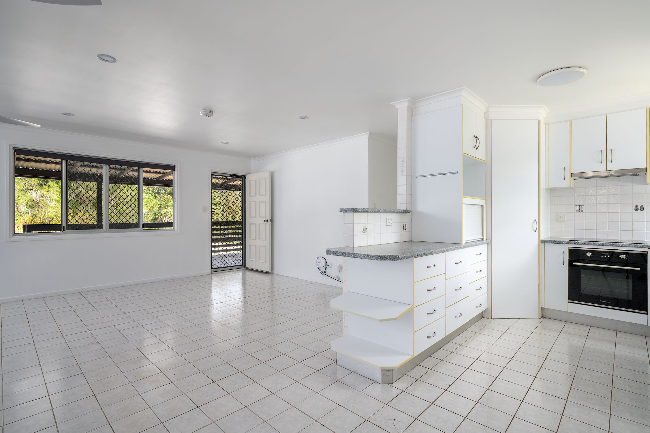 550 Glastonbury Road — photo 9 of 30