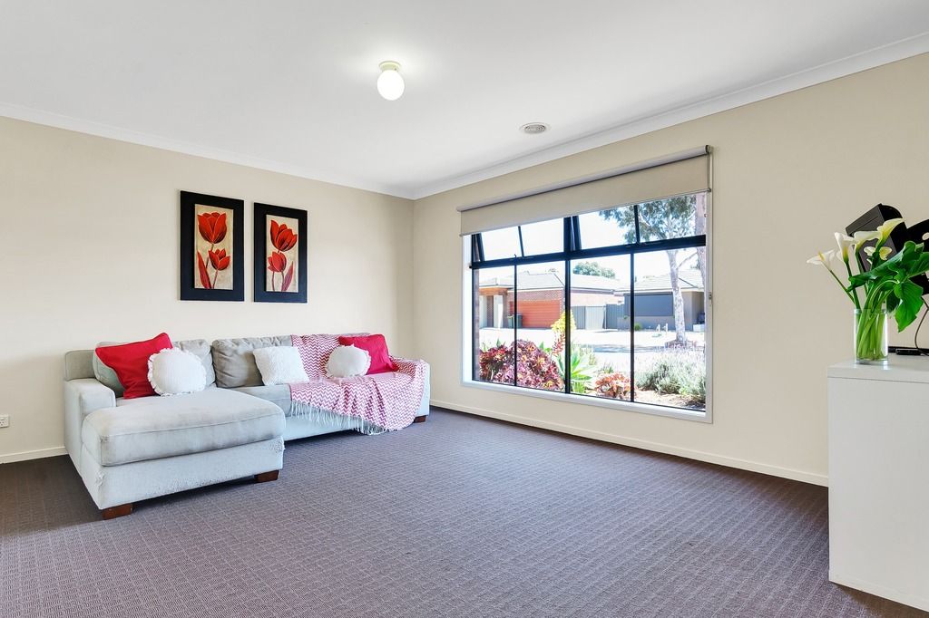 40 Weavers Street, Manor Lakes, VIC 3024