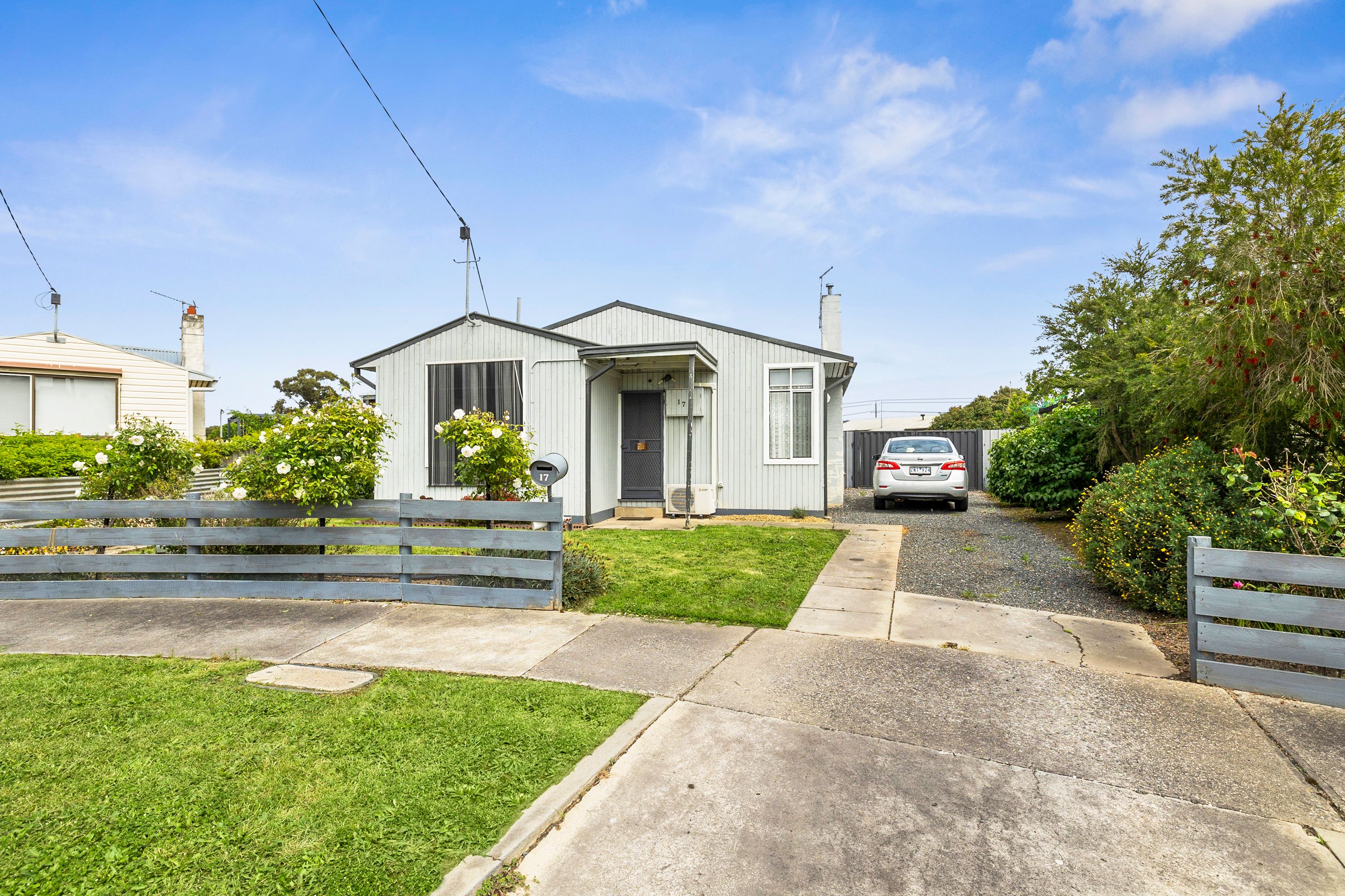 17 Steven Crescent — photo from Ray White Ararat