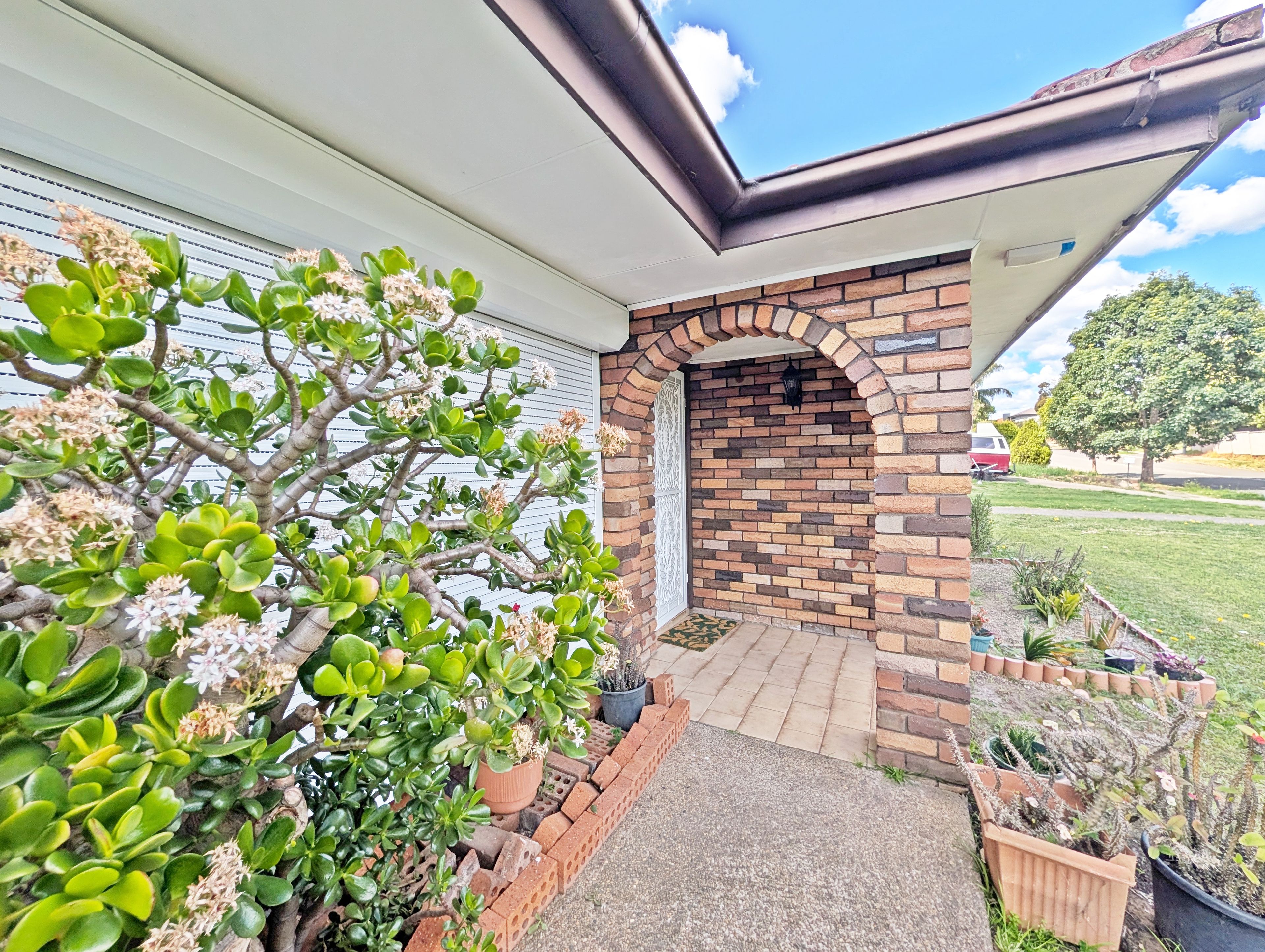 16 Ivanhoe Street, St Johns Park, NSW 2176