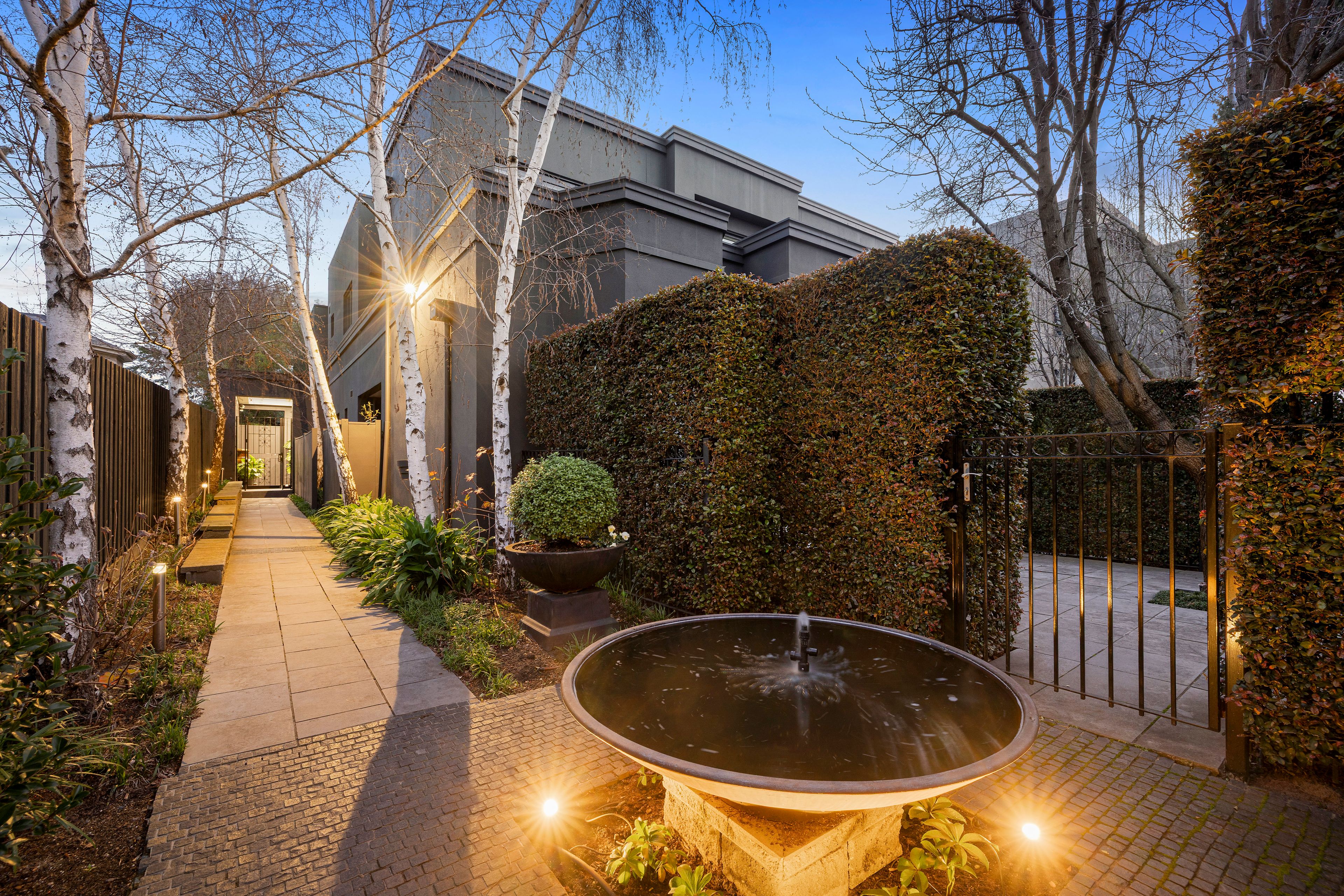4/8 Lisson Grove — photo from Ray White Hawthorn