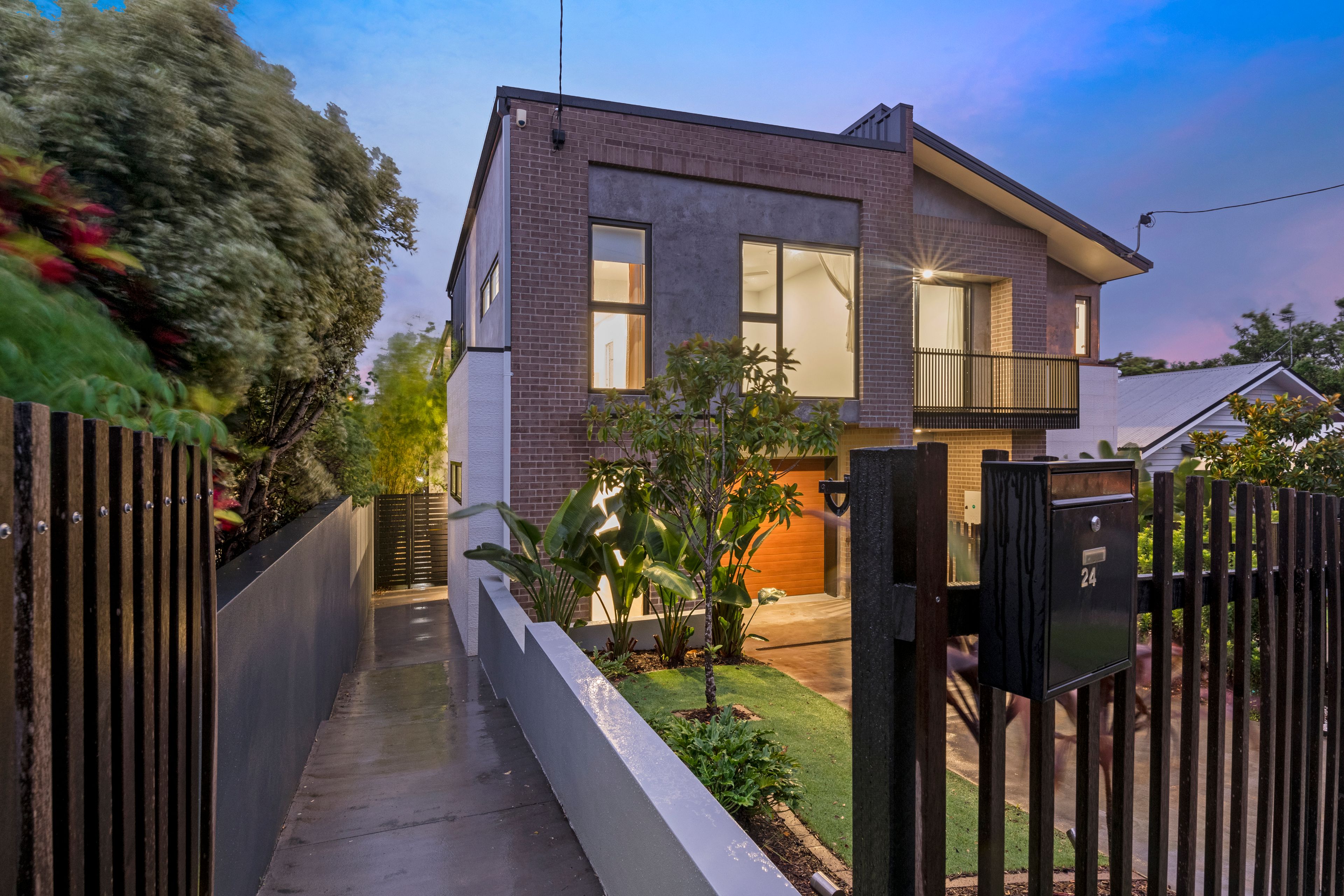 24 Curlewis Street, Holland Park West, QLD 4121