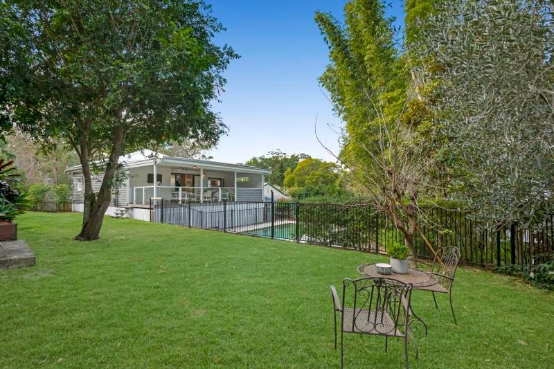 8 Bee Street, Bardon, QLD 4065