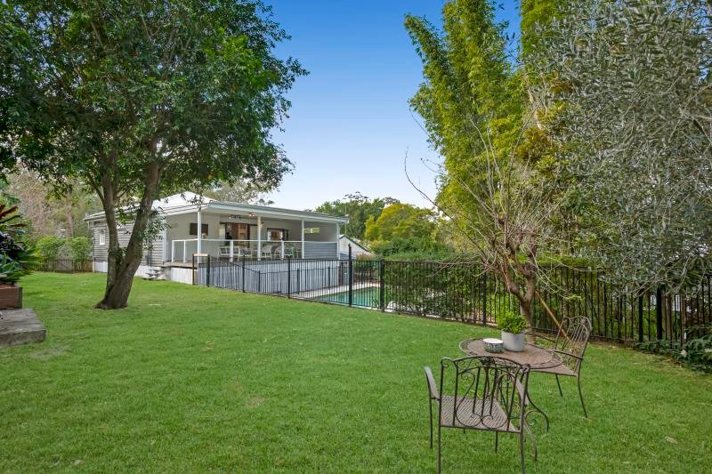 8 Bee Street, Bardon, QLD 4065