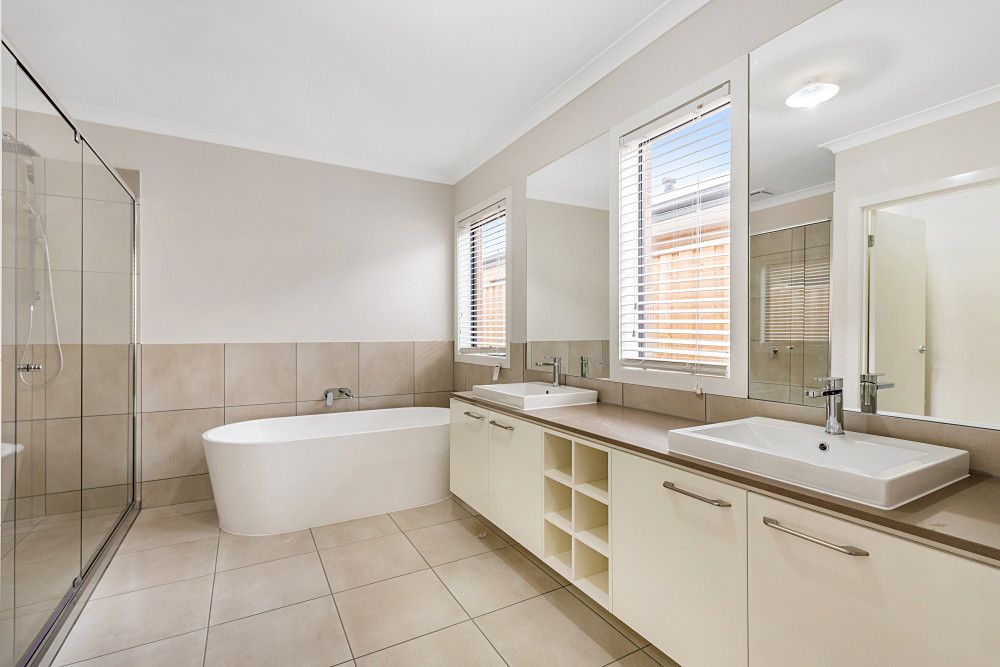 27 Blackledge Drive, Cranbourne East, VIC 3977