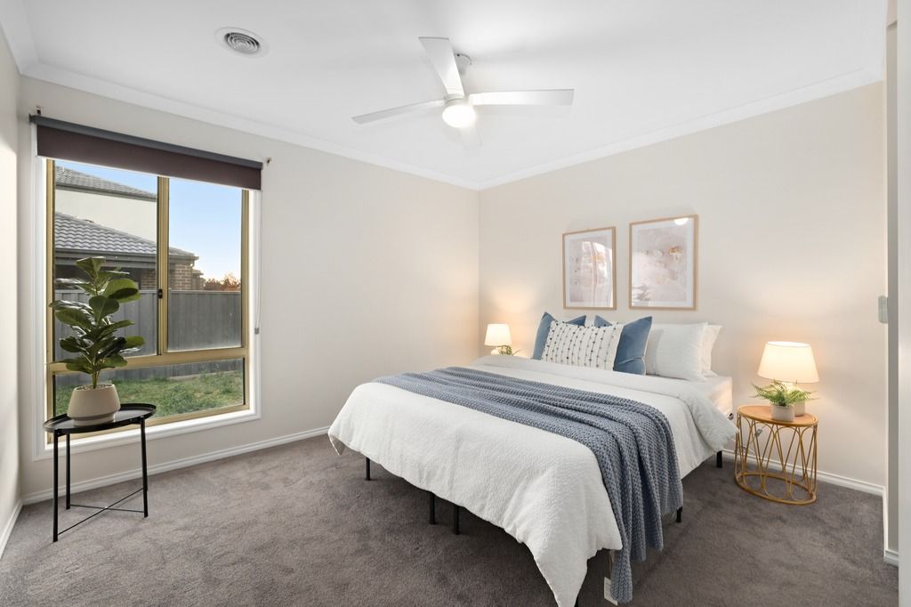 29 Holyoake Parade, MANOR LAKES, VIC 3024